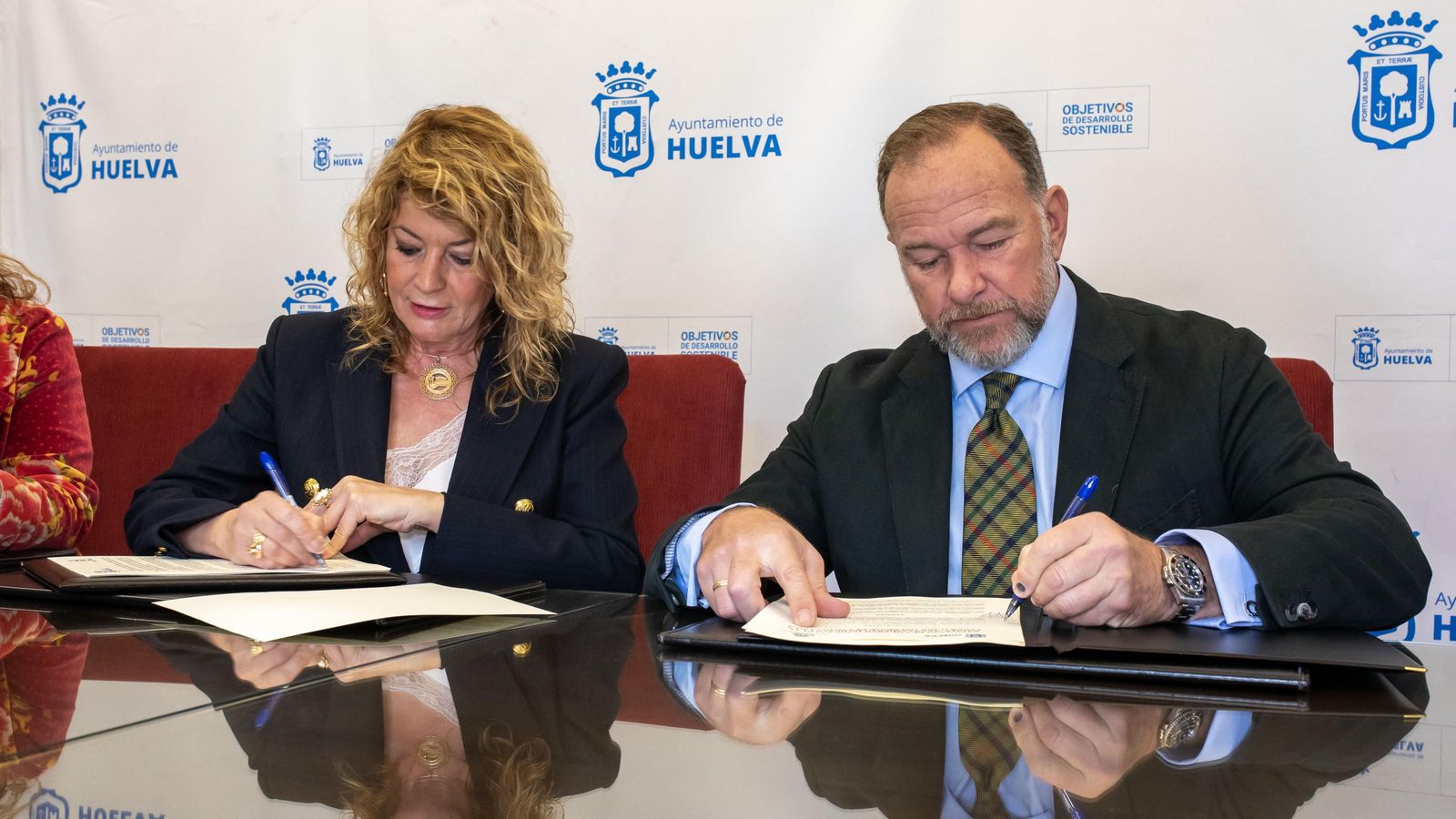 Pilar Miranda y José Luis García-Palacios Álvarez firman el acuerdo.