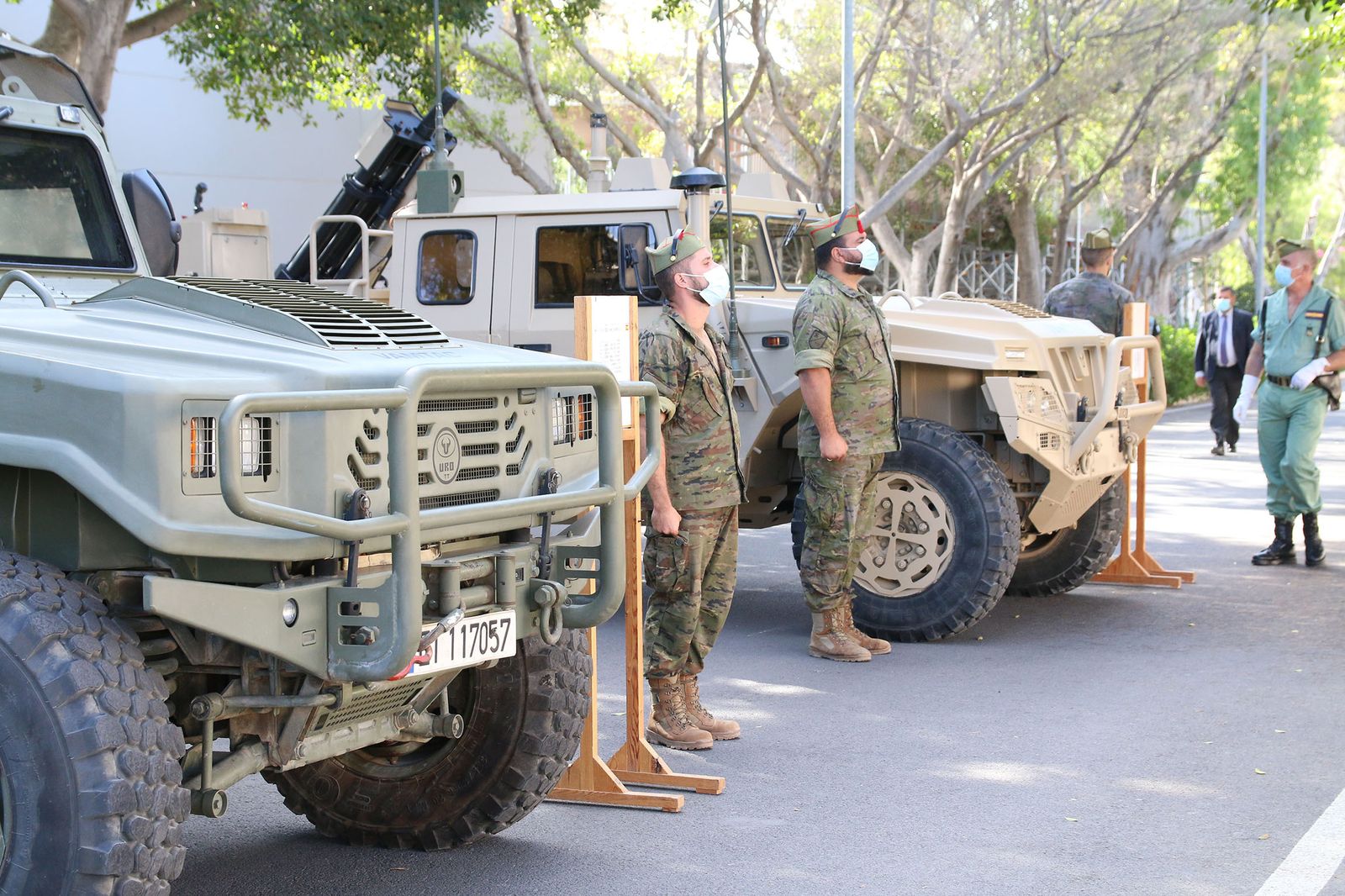 Fotogalería de la ministra de Defensa, Margarita Robles, a La Legión
