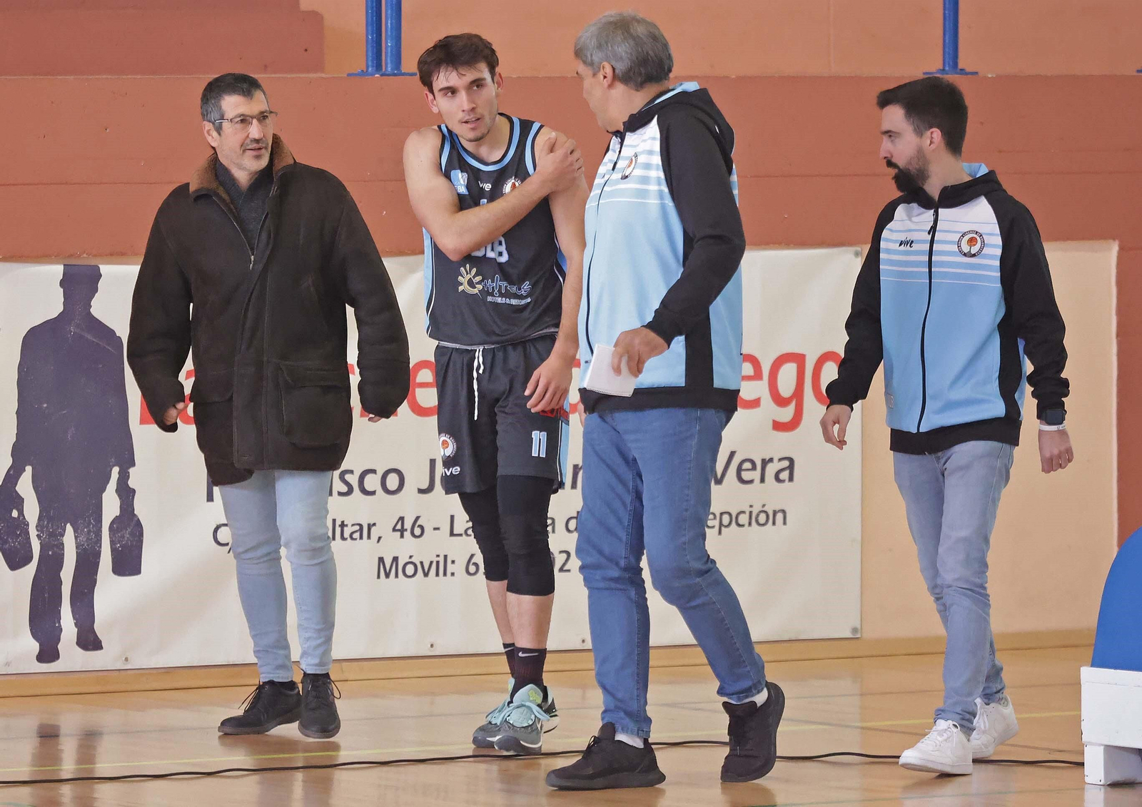 Eugenio Egea, con la mano sobre el hombro, tras caer lesionado hace una semana
