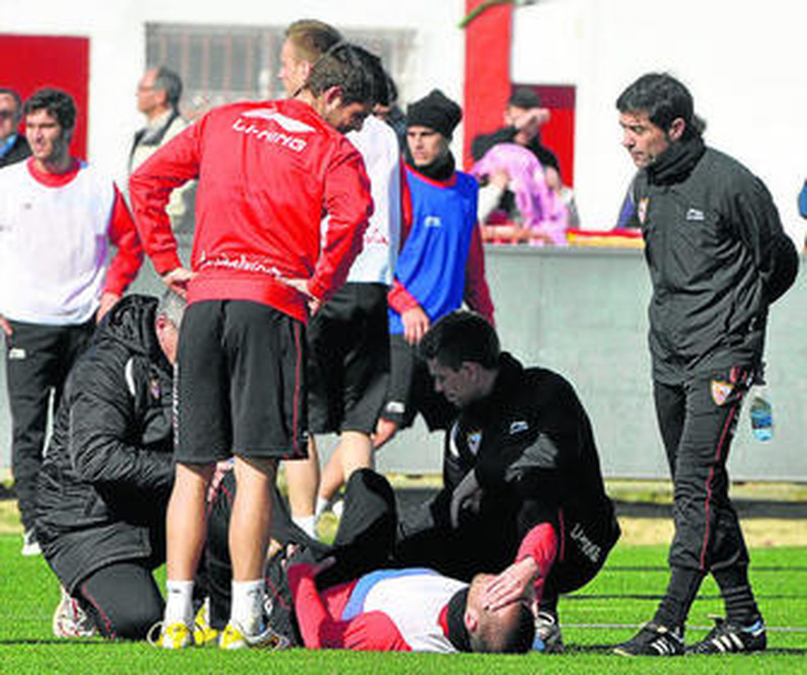 Luna, en el suelo dolorido, es atendido en el entrenamiento tras el percance que sufrió.