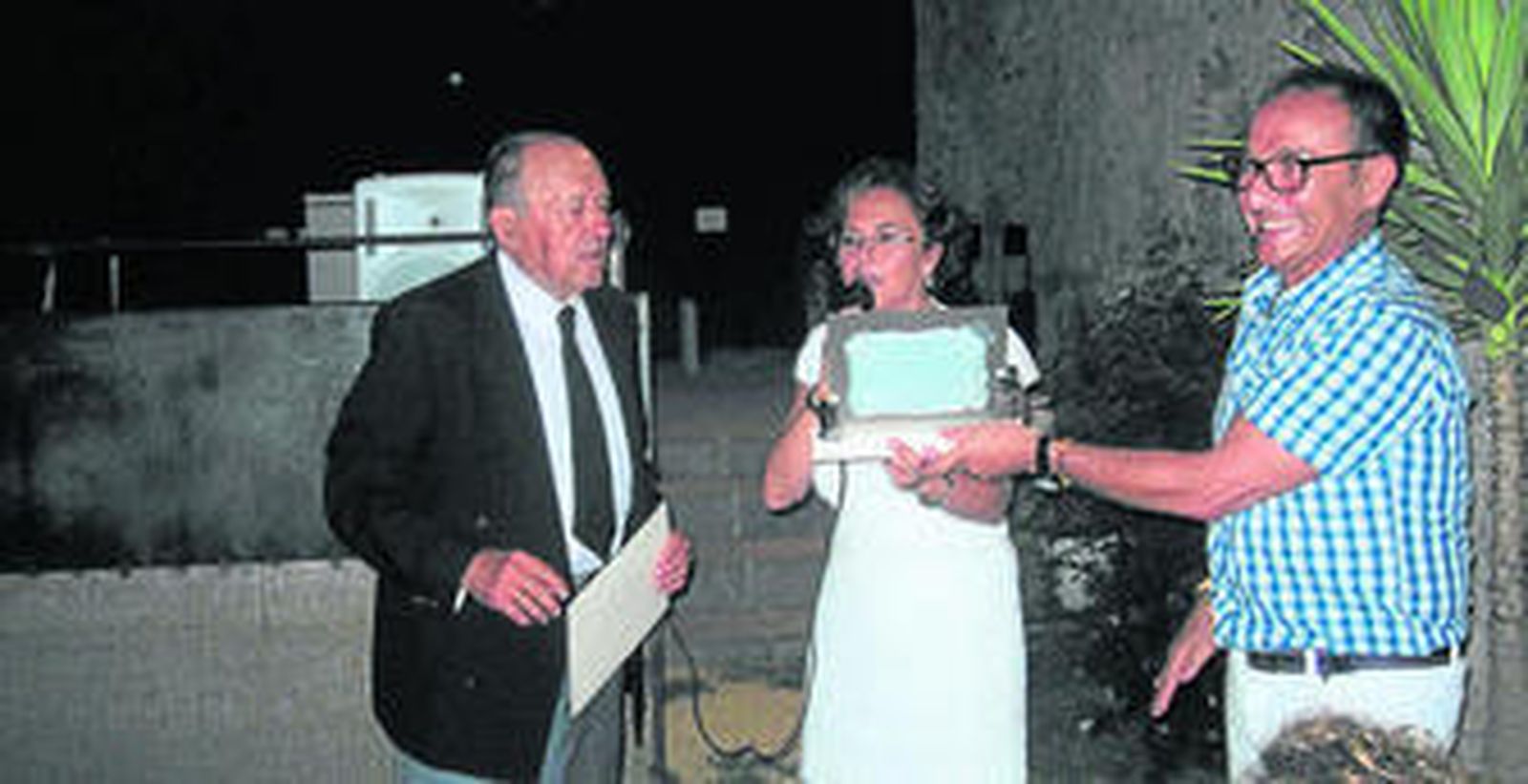 Francisco Macías recibe la placa conmemorativa.