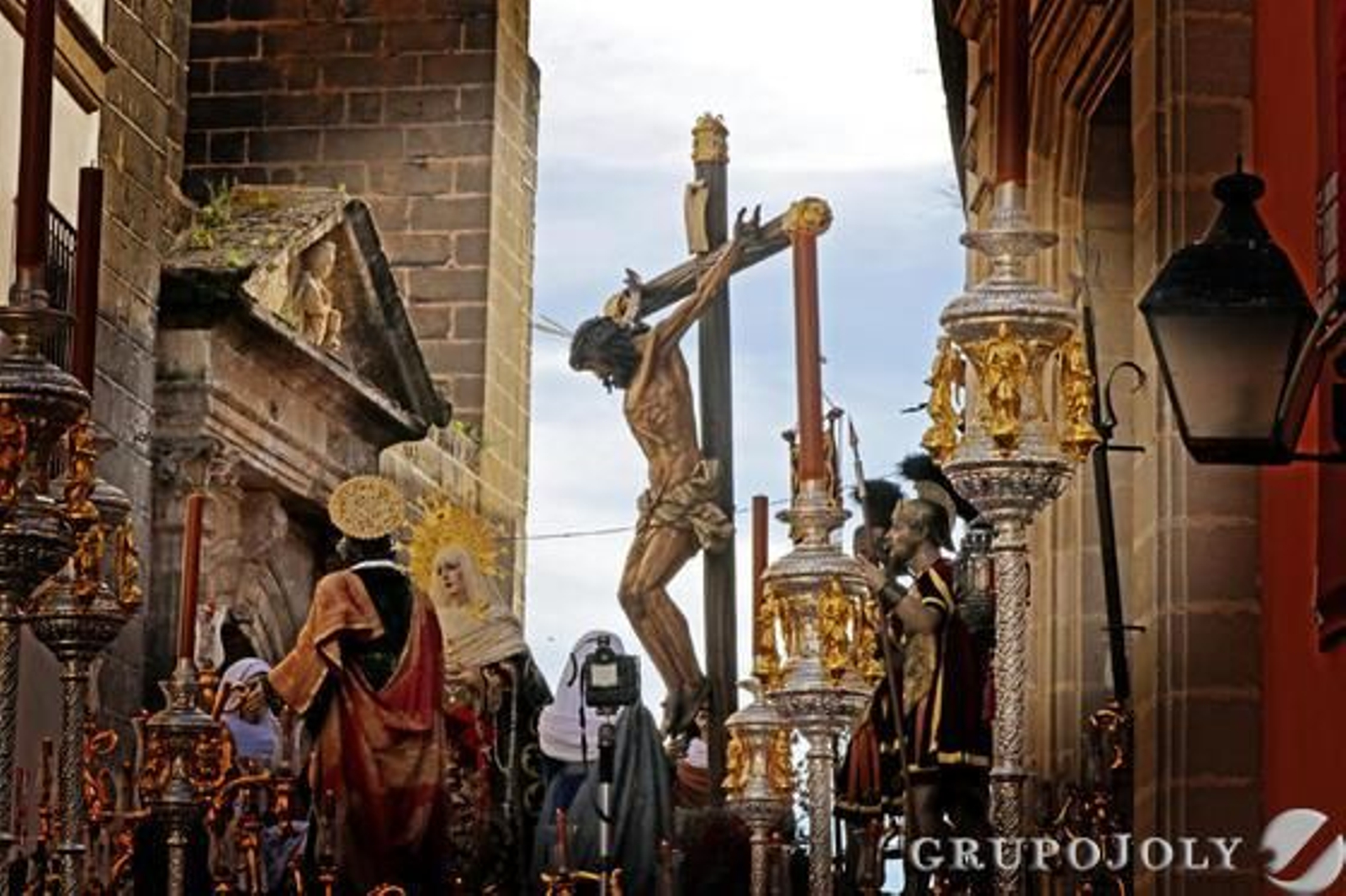 El misterio del Santísimo Cristo del Amor encara los primeros metros de su estación de penitencia.

Foto: Miguel Angel Gonzalez