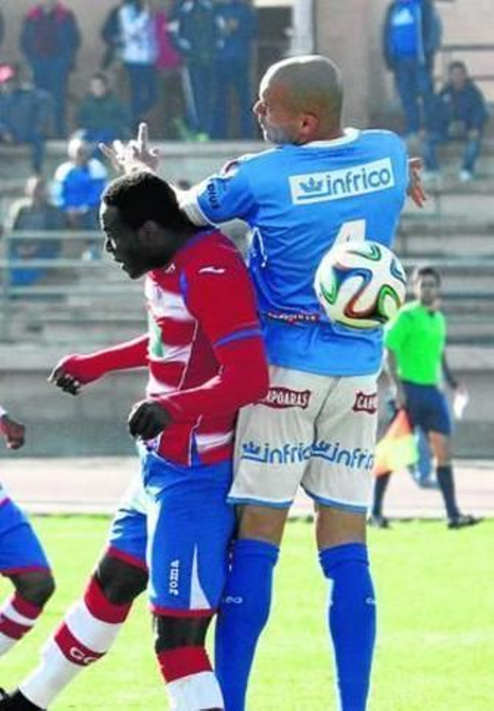 Domingo disputa un balón aéreo con el delantero nazarí Wilson Cuero.