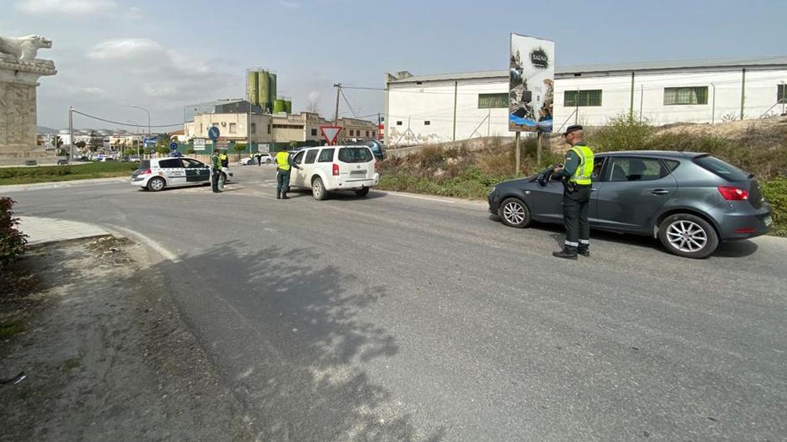 Agentes de la Guardia Civil en Baena.