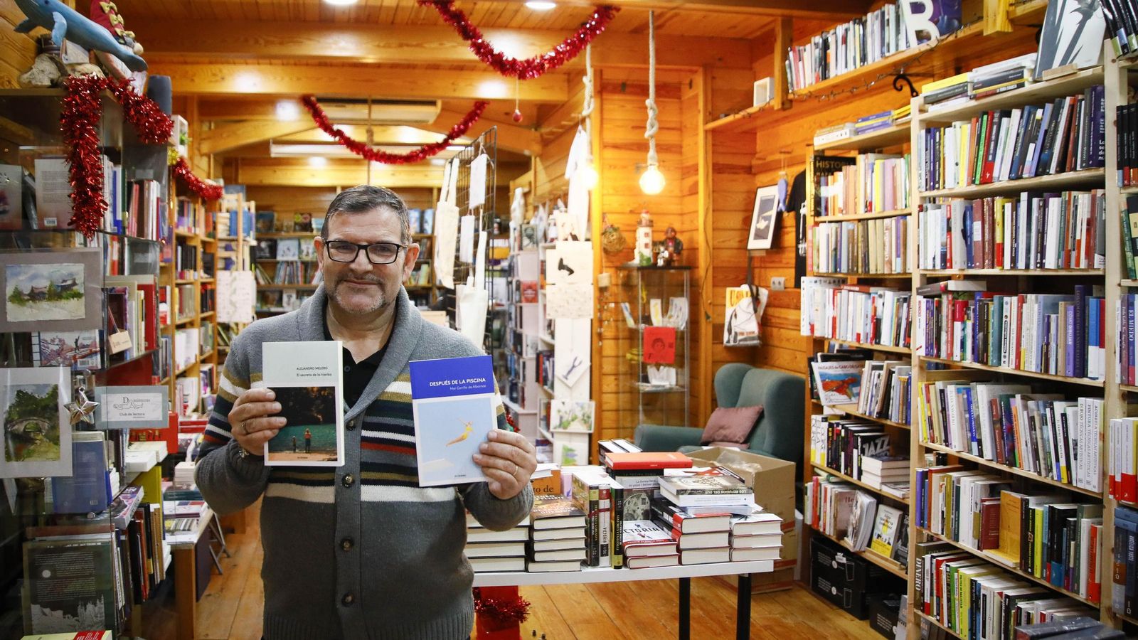 Vicente Gómez en su librería.