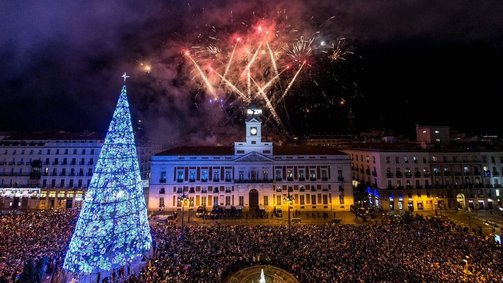 Fuegos artificiales en la Puerta del Sol tras las campanadas del año pasado. Fuegos artificiales en la Puerta del Sol tras las campanadas del año pasado.