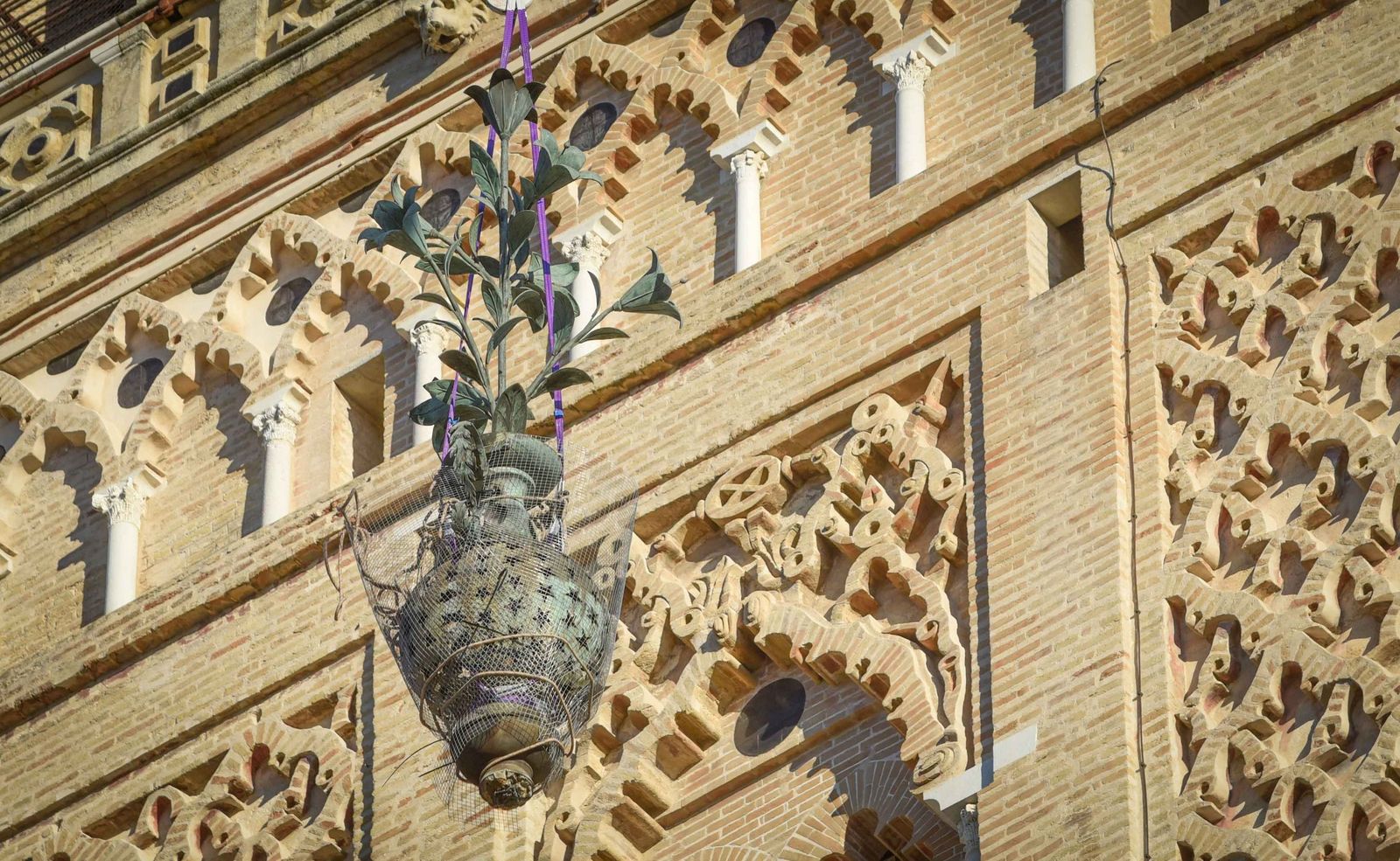 La retirada de las jarras de las azucenas de la Giralda, en imágenes