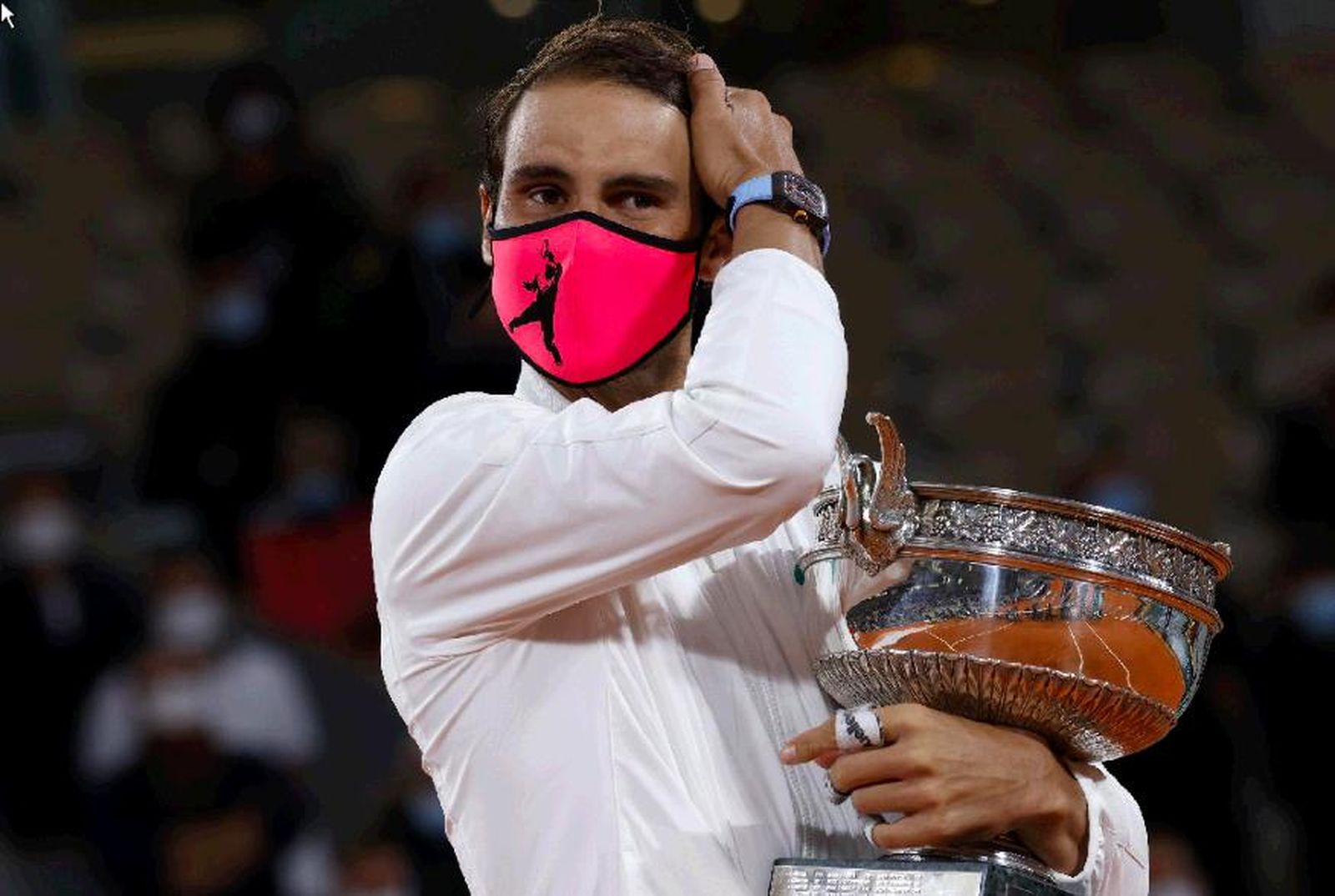 Nadal, con la mascarilla y el trofeo de Roland Garros.