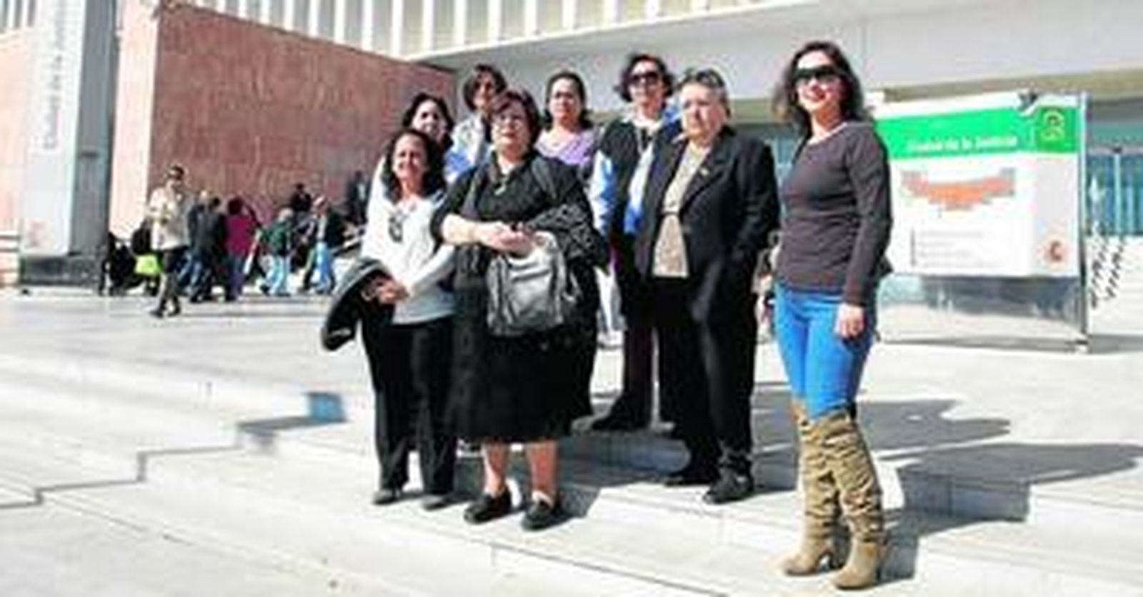 Varios de los familiares de supuestos 'bebés robados' que ayer denunciaron el caso posan frente a la Ciudad de la Justicia de Málaga.