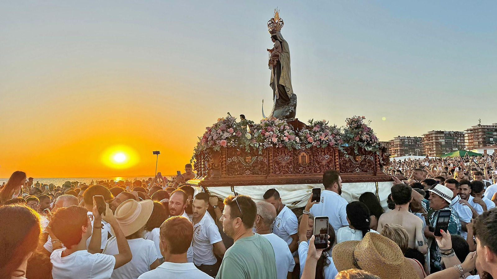 Imágenes de la Virgen del Carmen procesionando en Punta Umbría