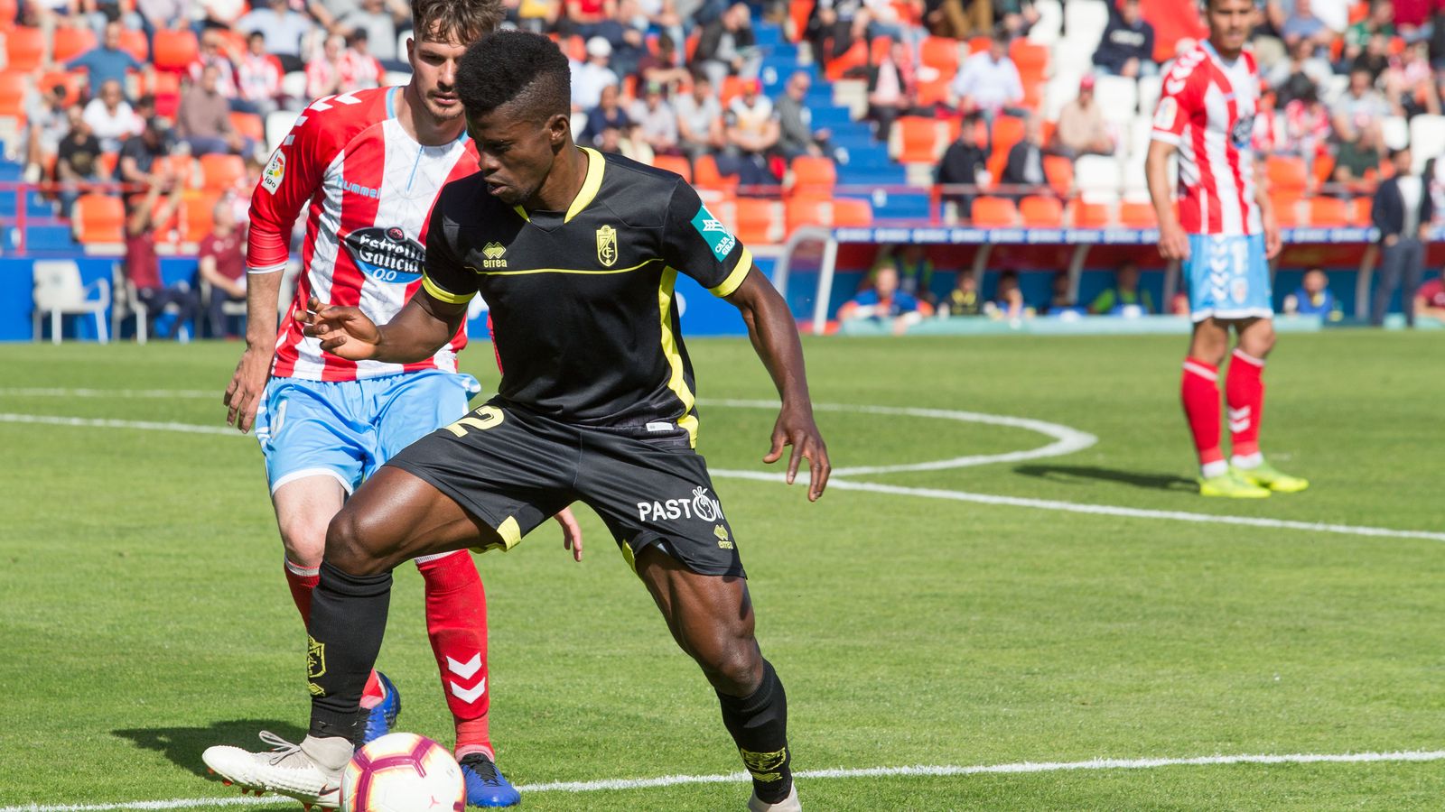 Azeez protege el balón.