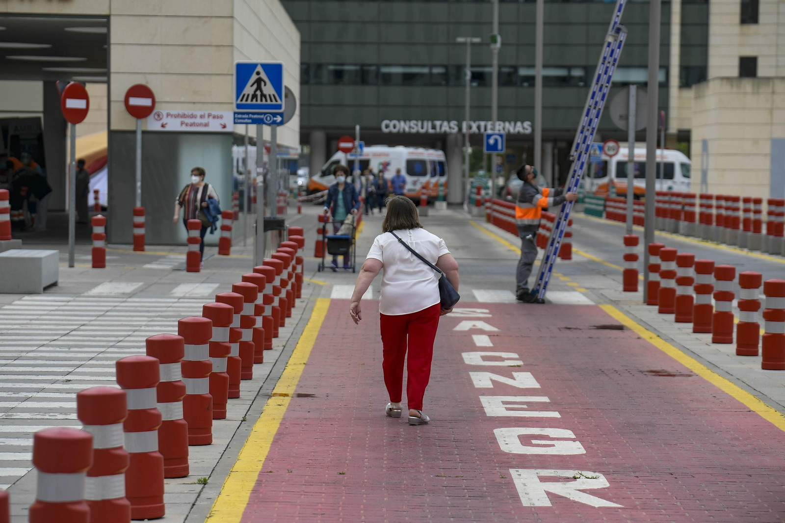 Confinada una planta del hospital Clínico del PTS por positivos de coronavirus