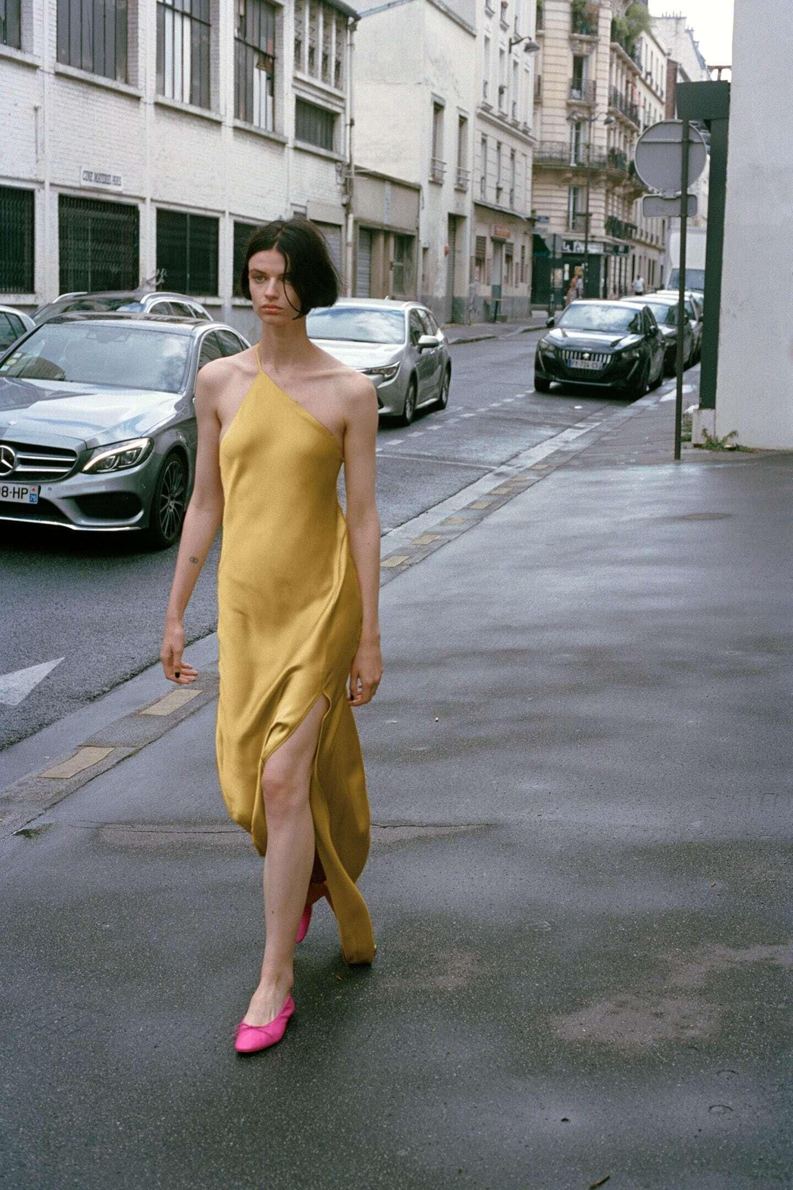 Vestido satinado mostaza de Zara.