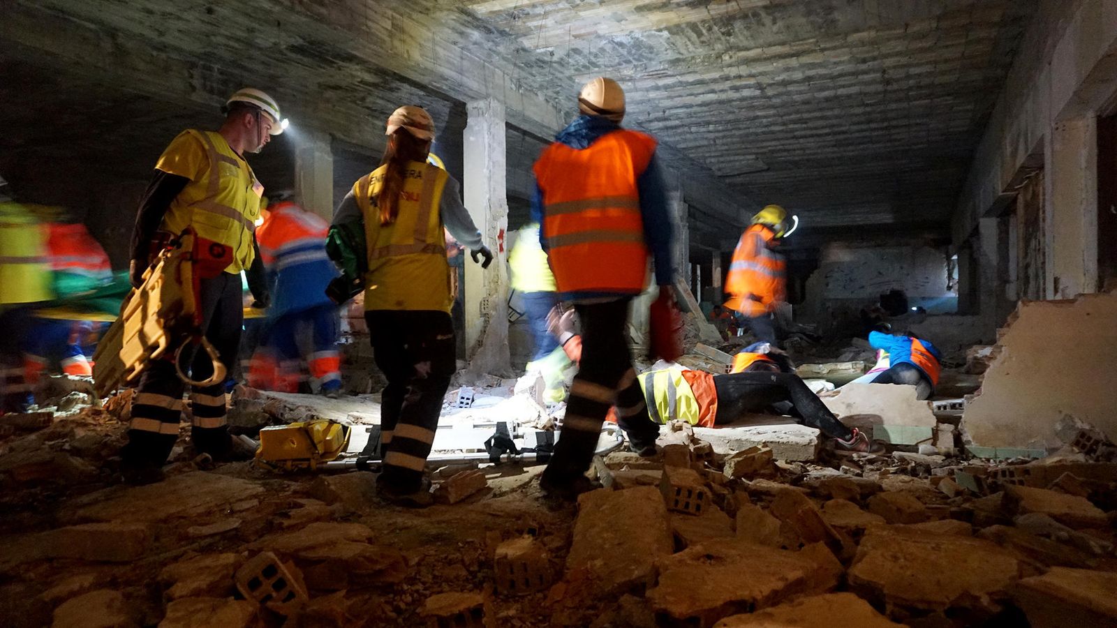 1 y 2. Personal de emergencias atiende a las víctimas en el primer punto de impacto, de madrugada. 3. Dos coordinadores en el puesto de mando organizan los recursos del simulacro, en el que participaron más de 300 personas.