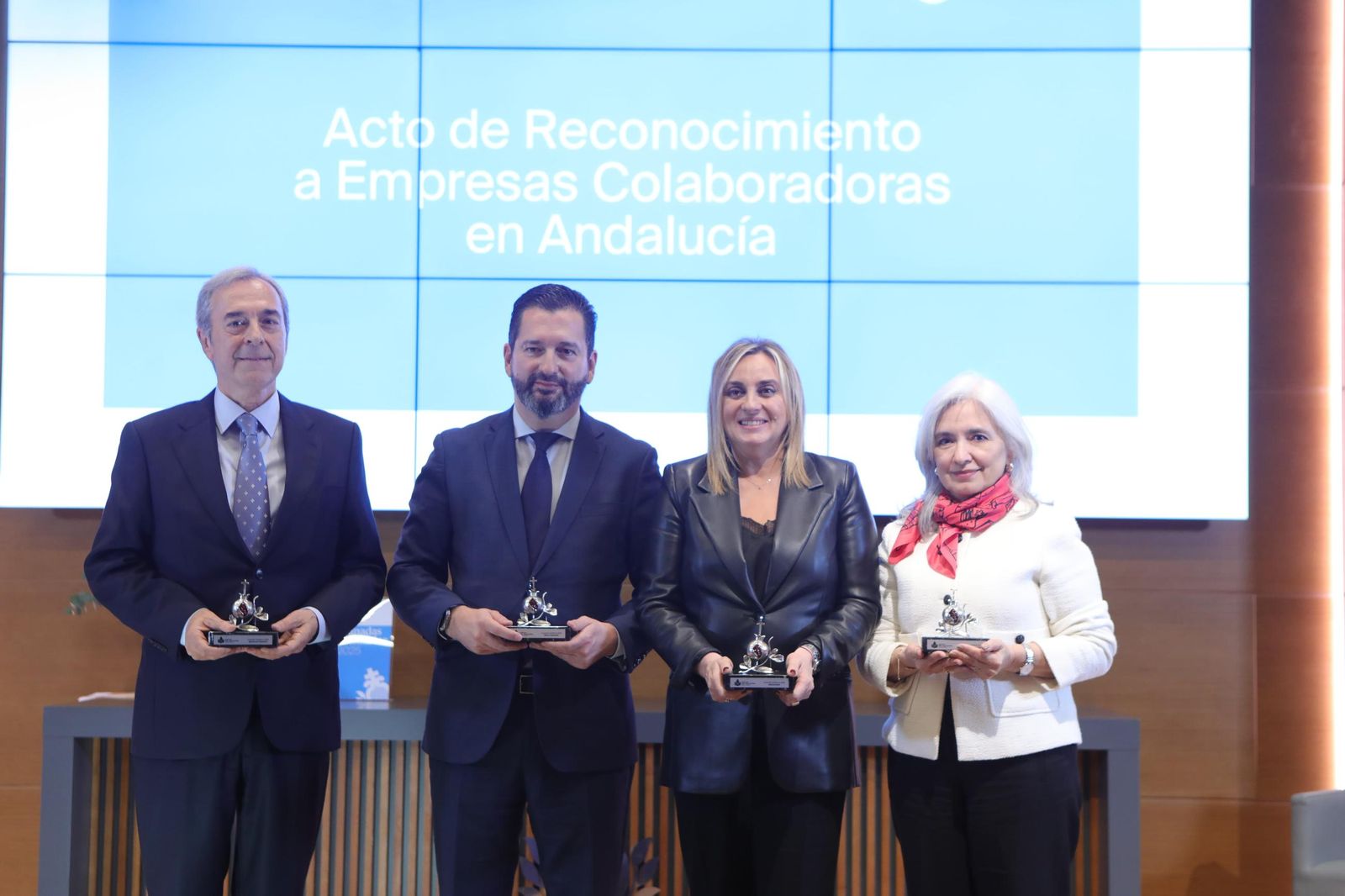 De izquierda a derecha, Eligio González, de Mariscos González; Santiago Porta, del Banco Sabadell; Marifrán Carazo,  alcaldesa de Granada y presidenta de Emasagra; y, María Eugenia Coronado, de Fundación Naturgy.