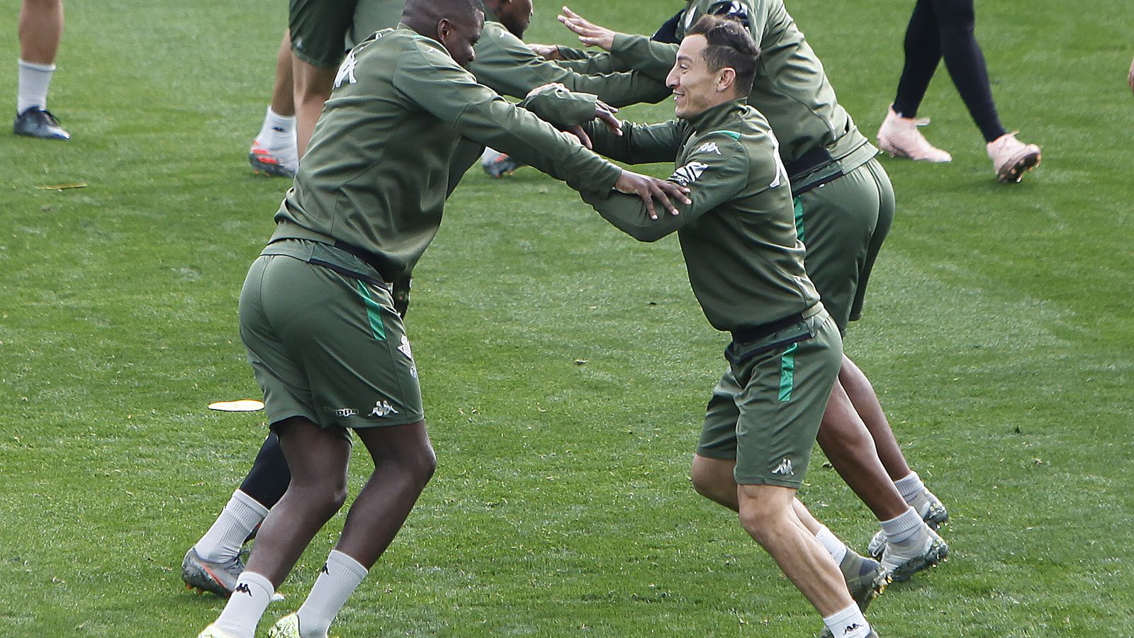 Guardado realiza un ejercicio con William Carvalho.