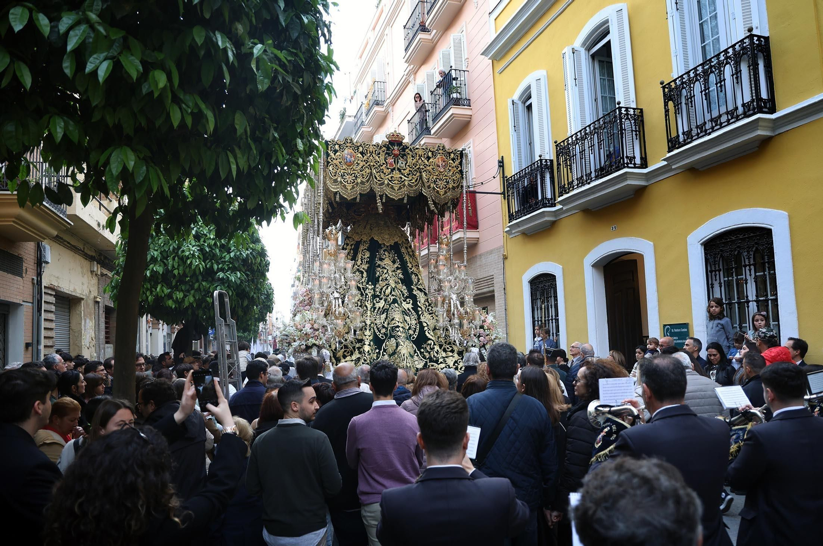 Las mejores imágenes del Lunes Santo en Huelva: Hermandad de las Tres Caídas