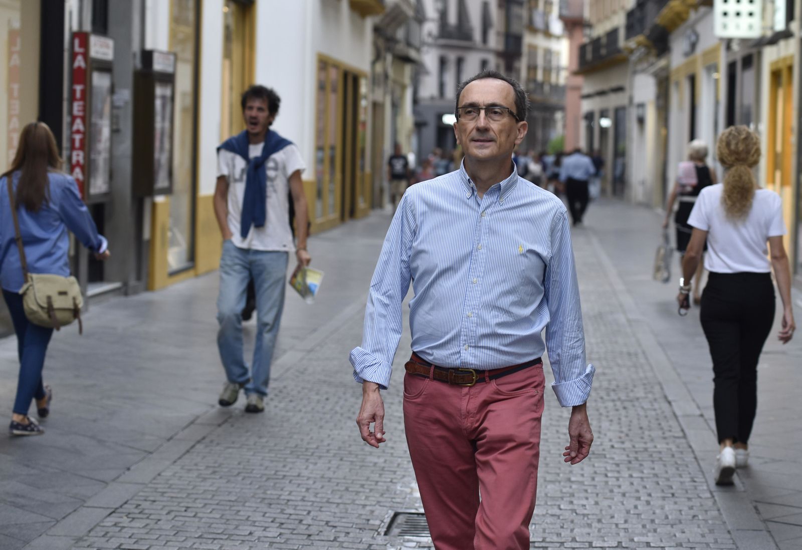 Antonio Real, que se califica a sí mismo de "azotacalles", paseando por la calle Tetuán.