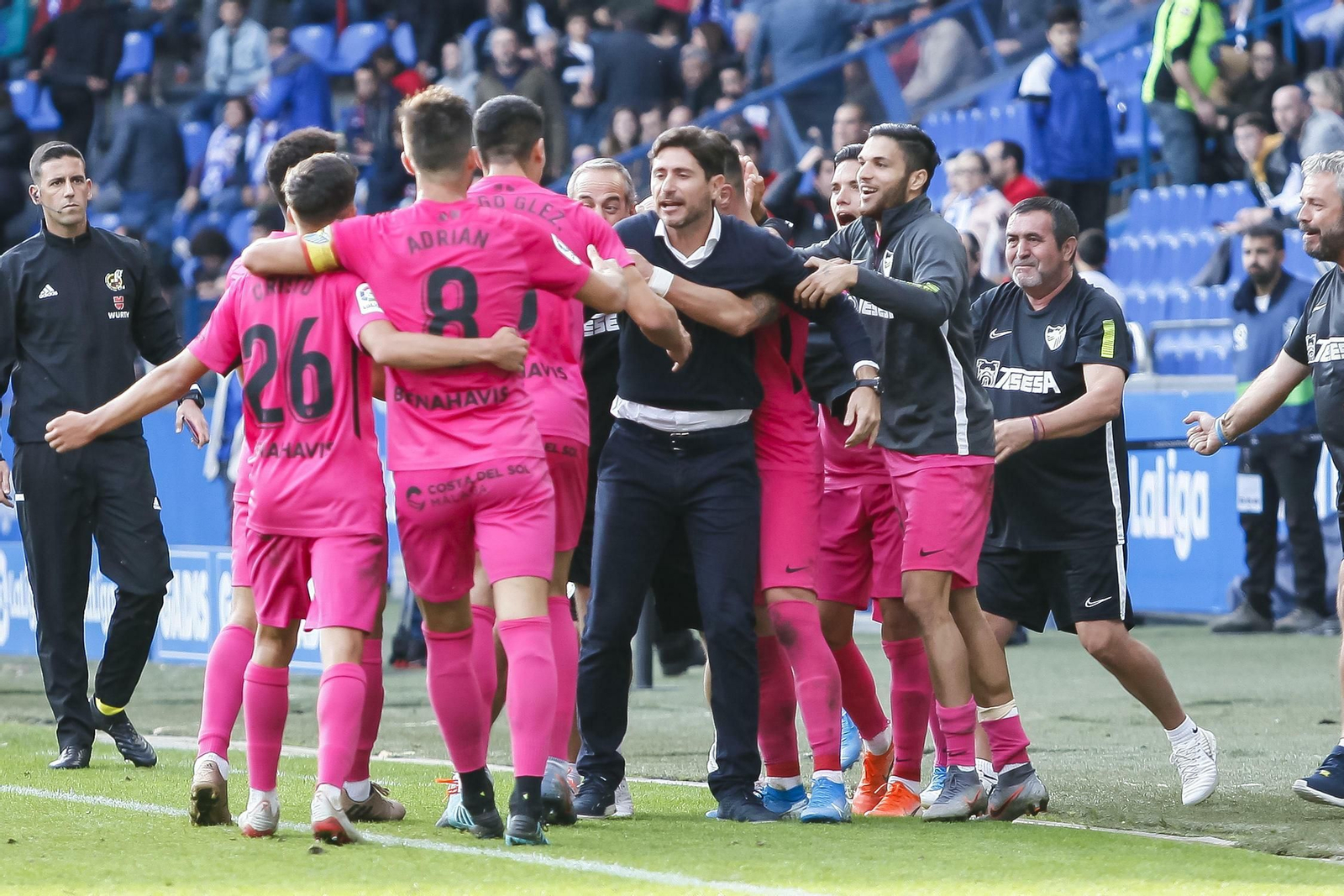 Jugadores y técnicos celebran la victoria en Riazor.
