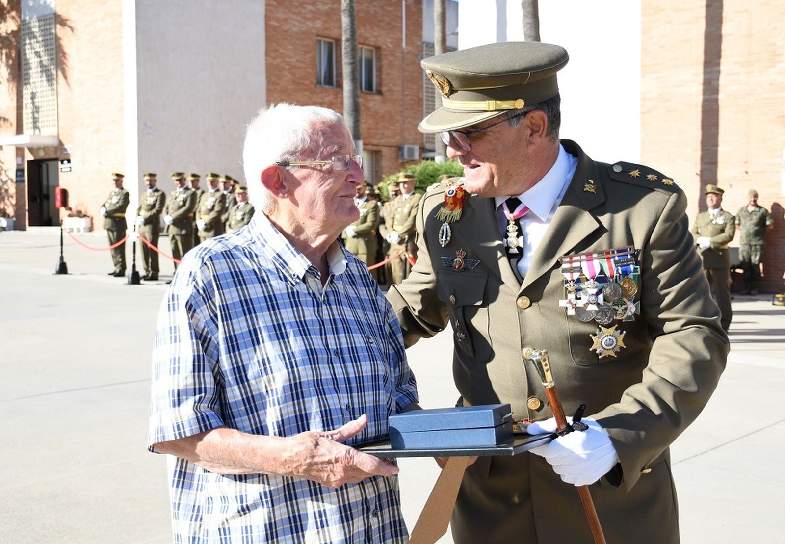 Antonio Blanco recoge el título de alumno honorífico del CEFOT-2.