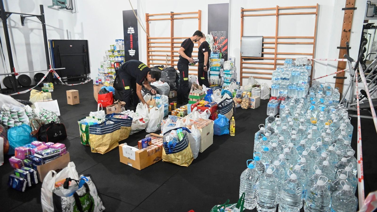 Recogida de productos en el parque de bomberos de Córdoba. Recogida de productos en el parque de bomberos de Córdoba.