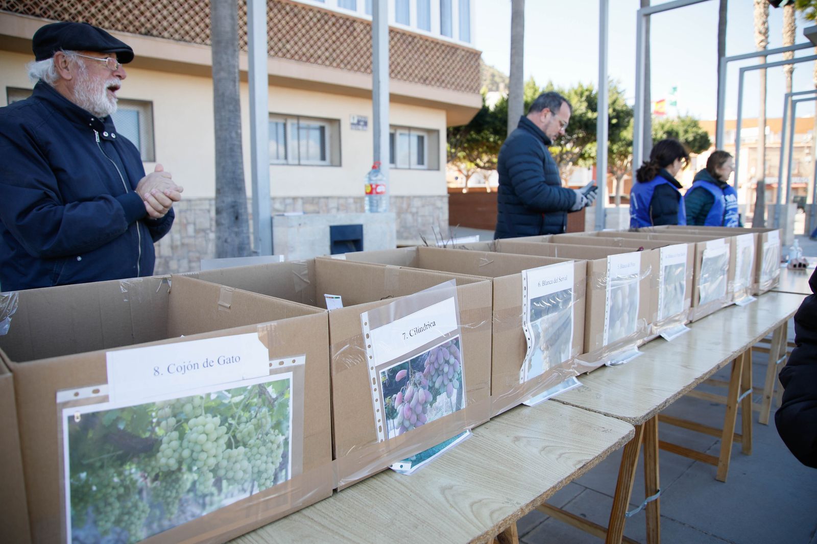 Imágenes del reparto de Parras en Alhama de Almería