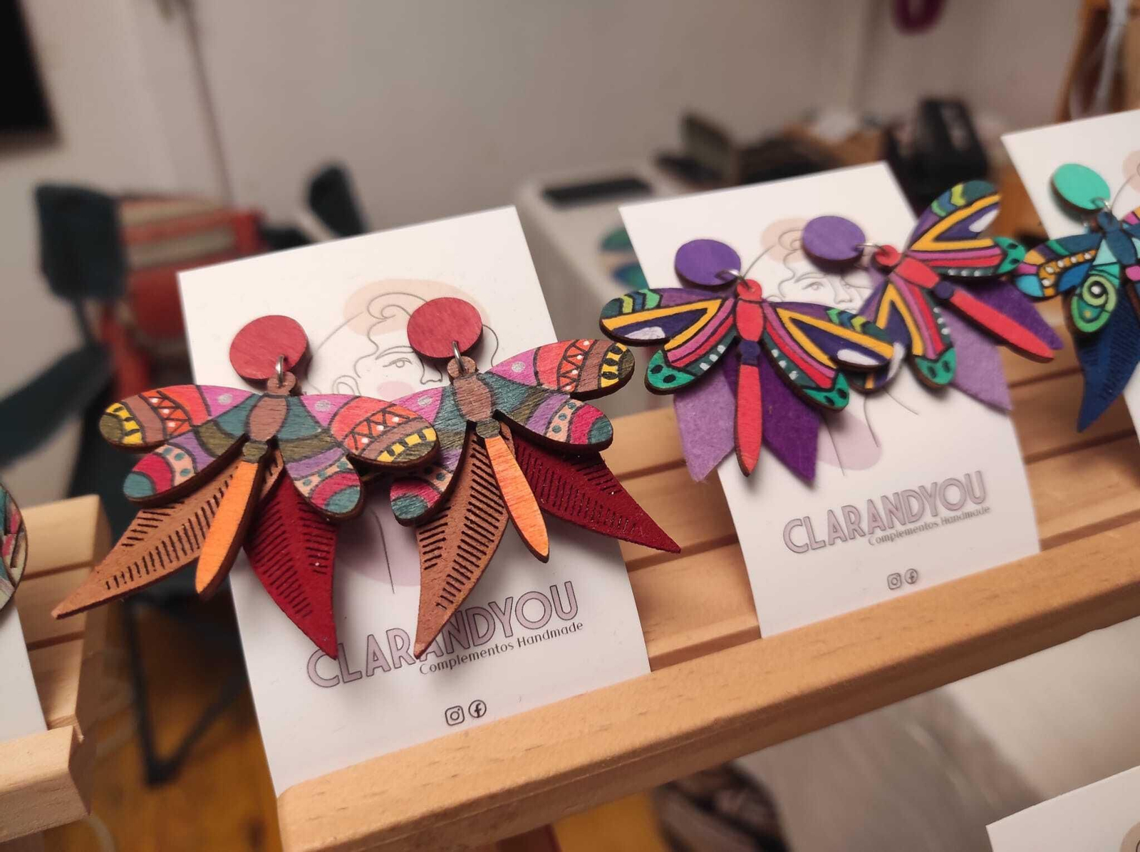 Unas libélulas en madera hechas a mano, perfectas para regalar en estas fiestas.