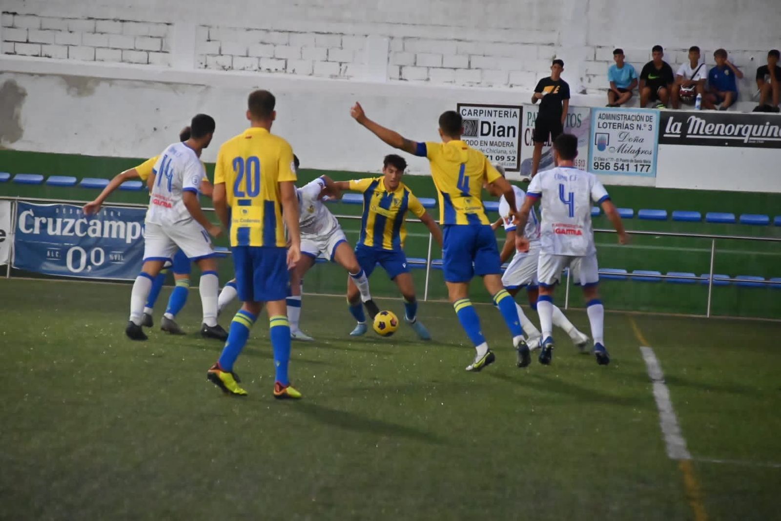 Acción embarullada con el balón dividido en el Pérez Ureba.