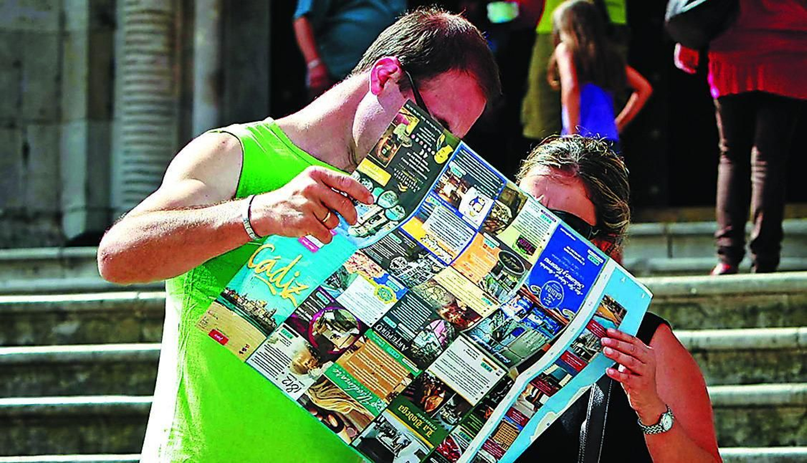 Mirando un plano de Cádiz a los pies de la Catedral Nueva.