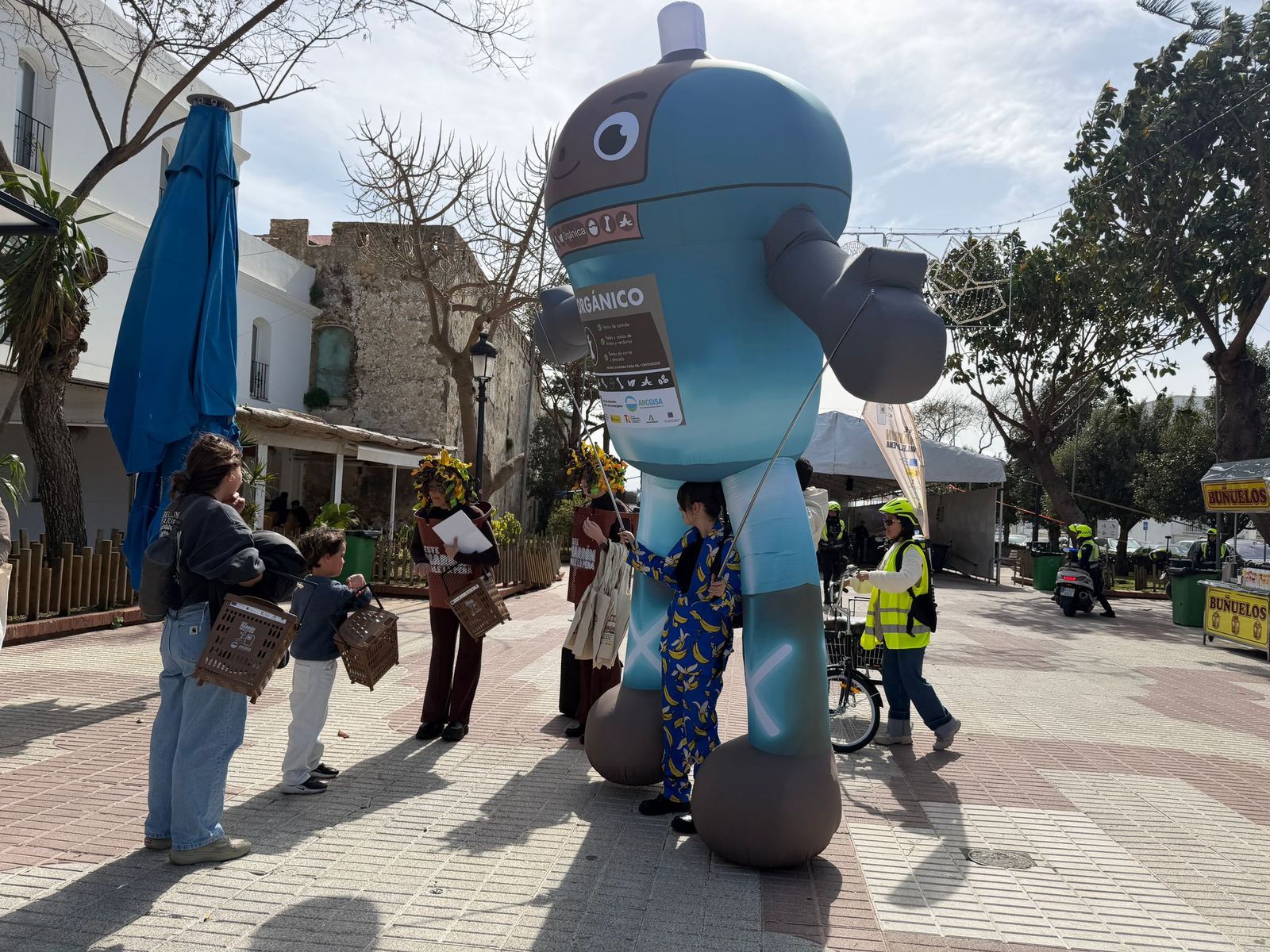 La campaña de la Mancomunidad y Arcgisa para el uso del contenedor marrón llega a Tarifa