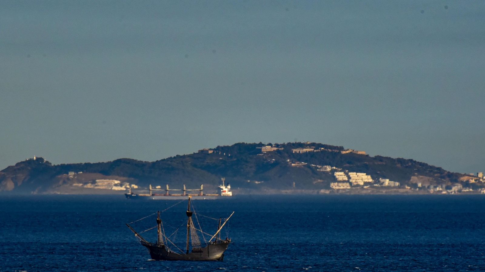 La réplica de la Nao Victoria cruzando el Estrecho de Gibraltar. La réplica de la Nao Victoria cruzando el Estrecho de Gibraltar.