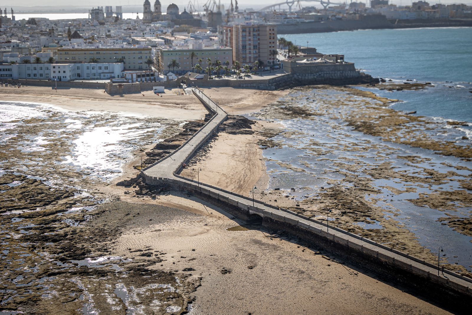 Imágenes del vuelo de despedida de los 'Sea King'  de la Quinta Escuadrilla de la FLOAN de la Armada por la Bahía de Cádiz