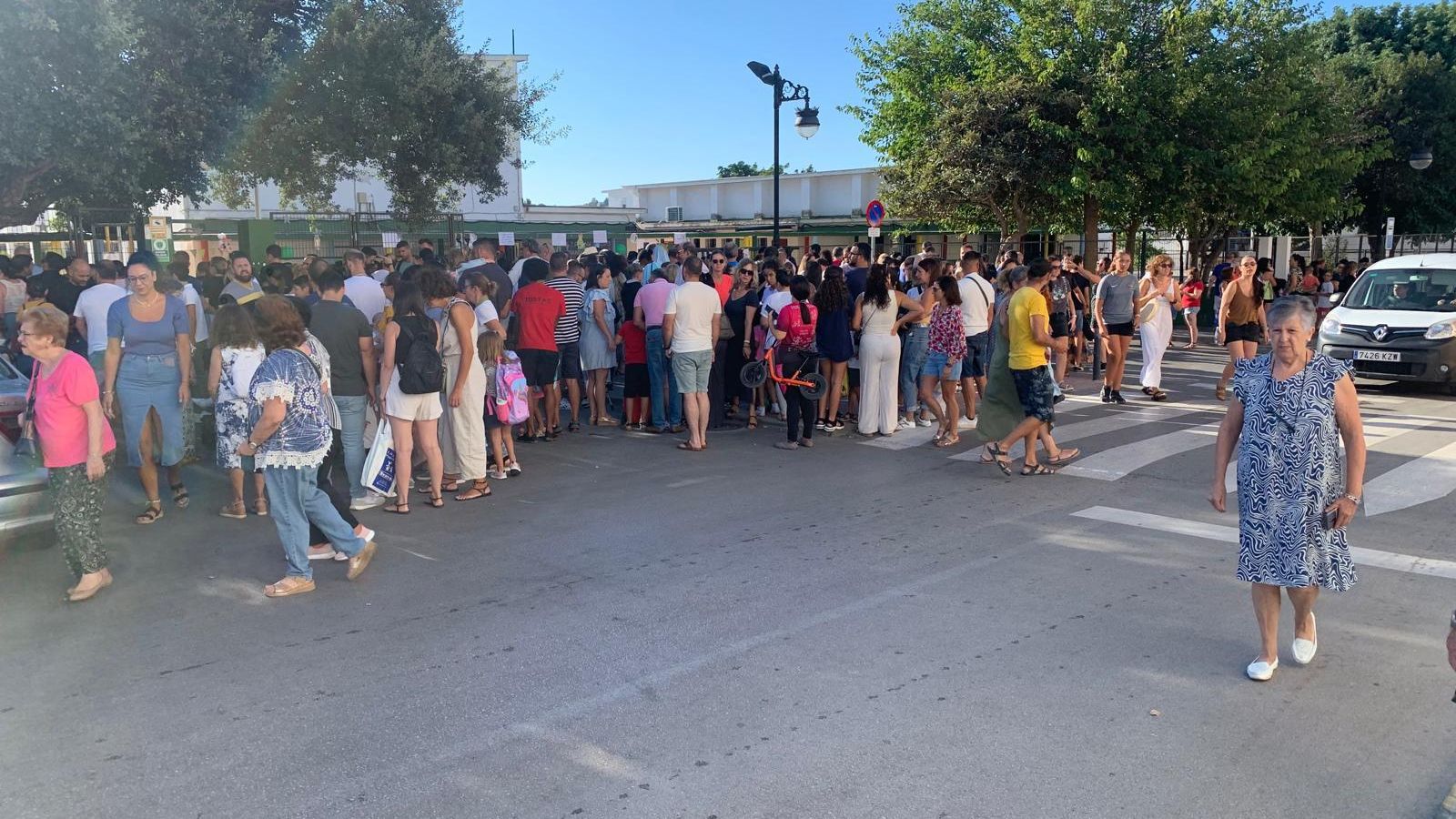 Atasco en la entrada del CEIP San Isidro de Los Barrios Atasco en la entrada del CEIP San Isidro de Los Barrios
