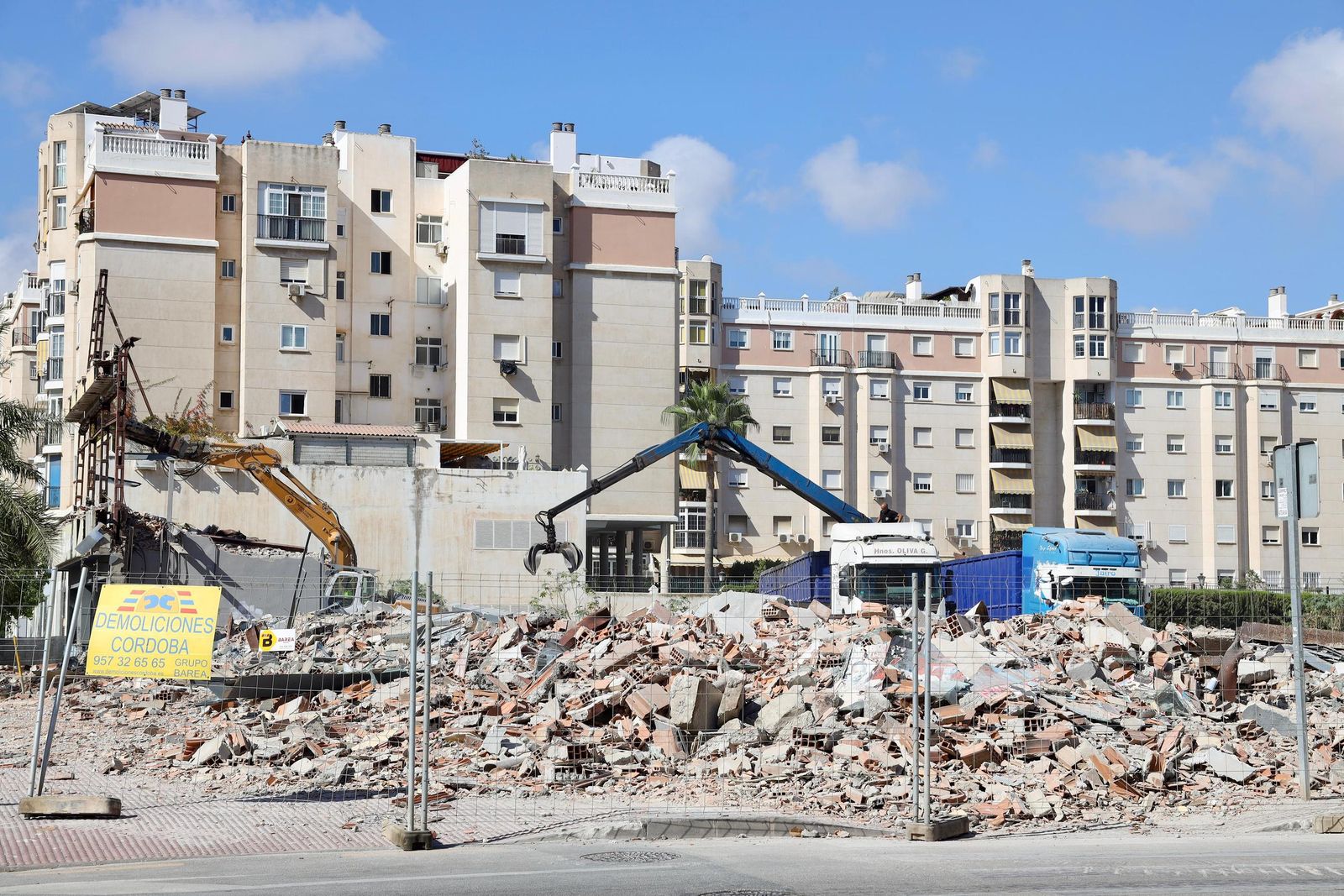 Las antiguas cocheras de Portillo reducidas a escombros en fotos