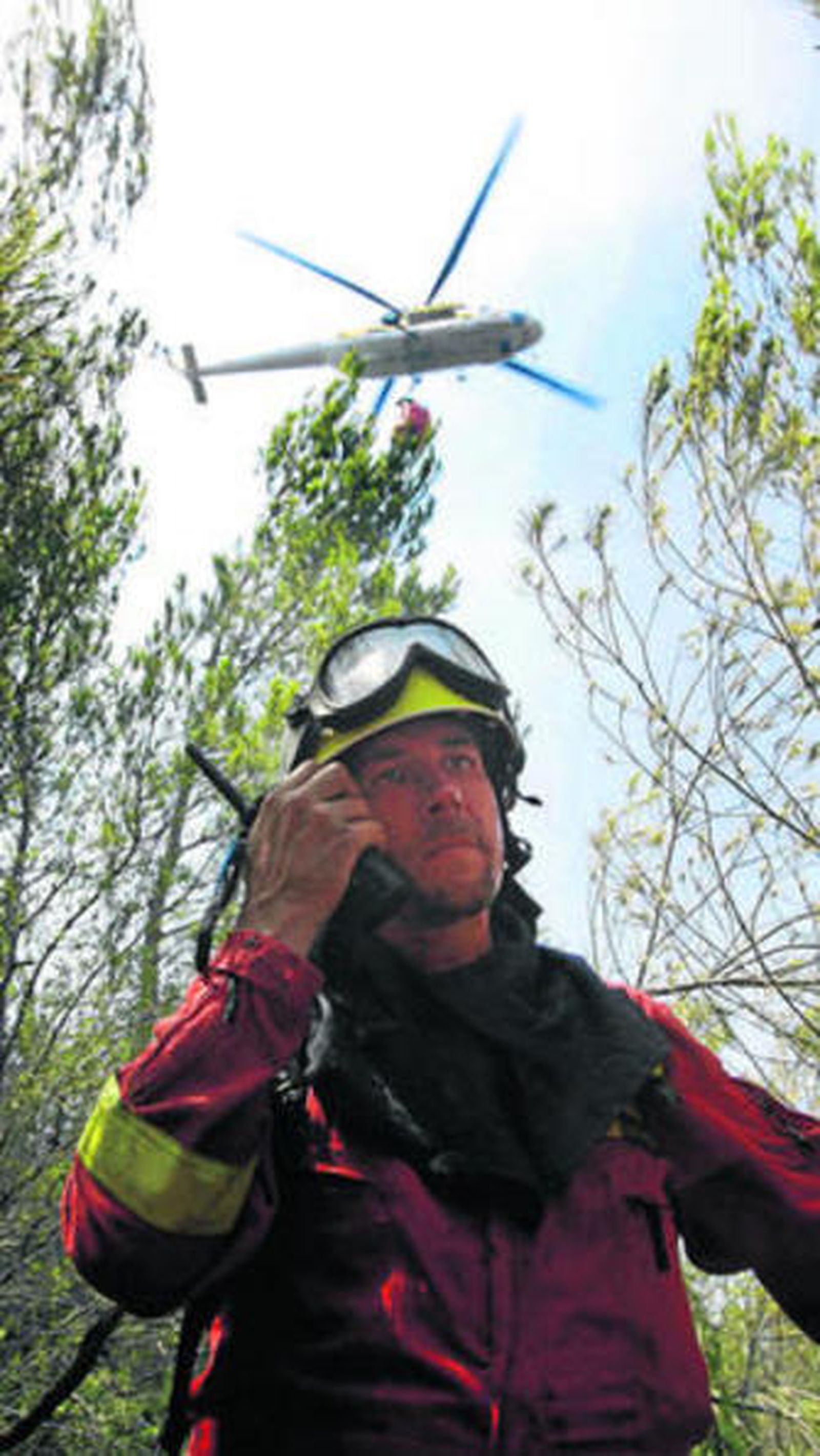Un bombero se comunica con el equipo de emergencias.