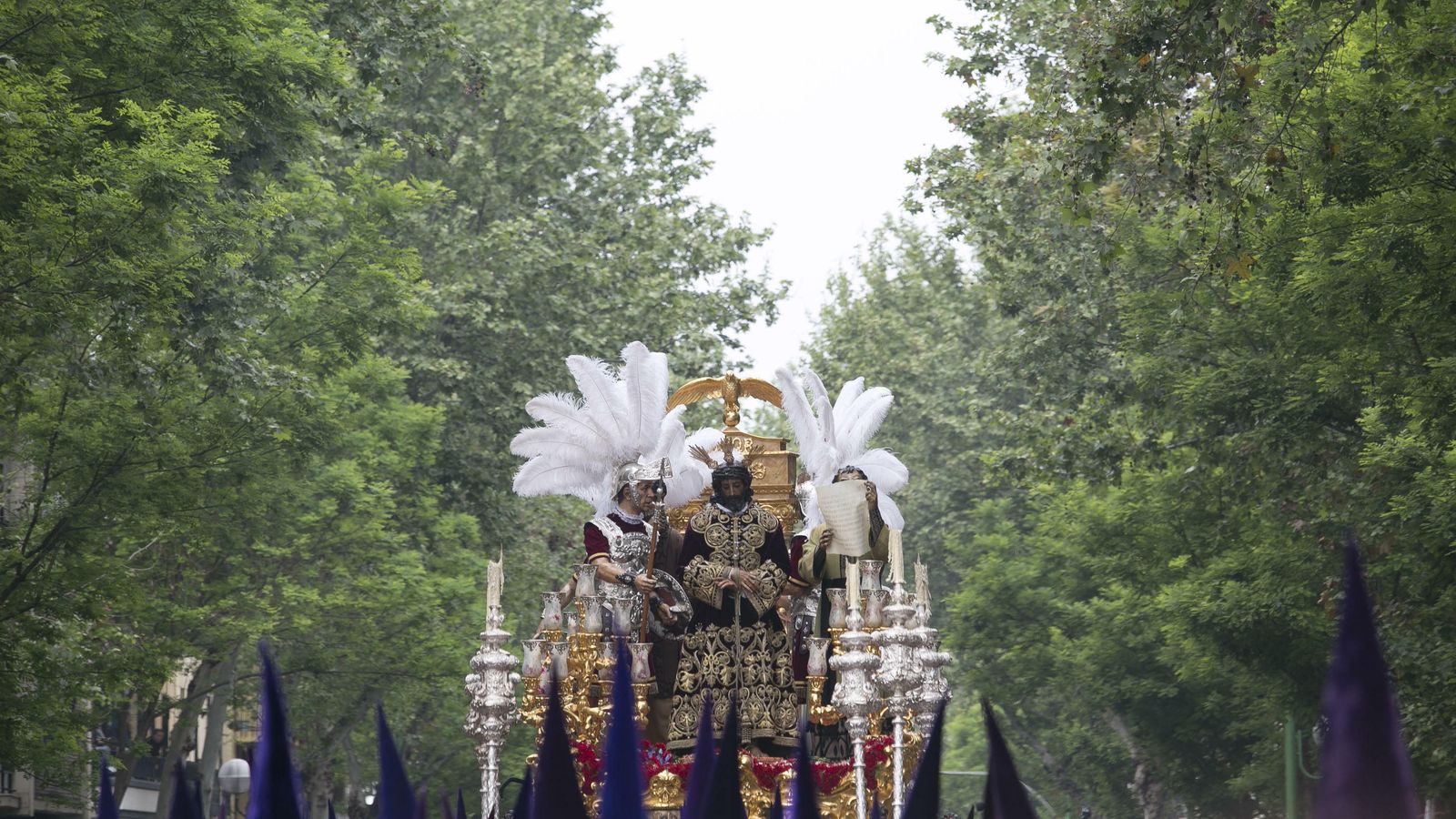 El Señor de la Sentencia con la túnica "de los ochitos".