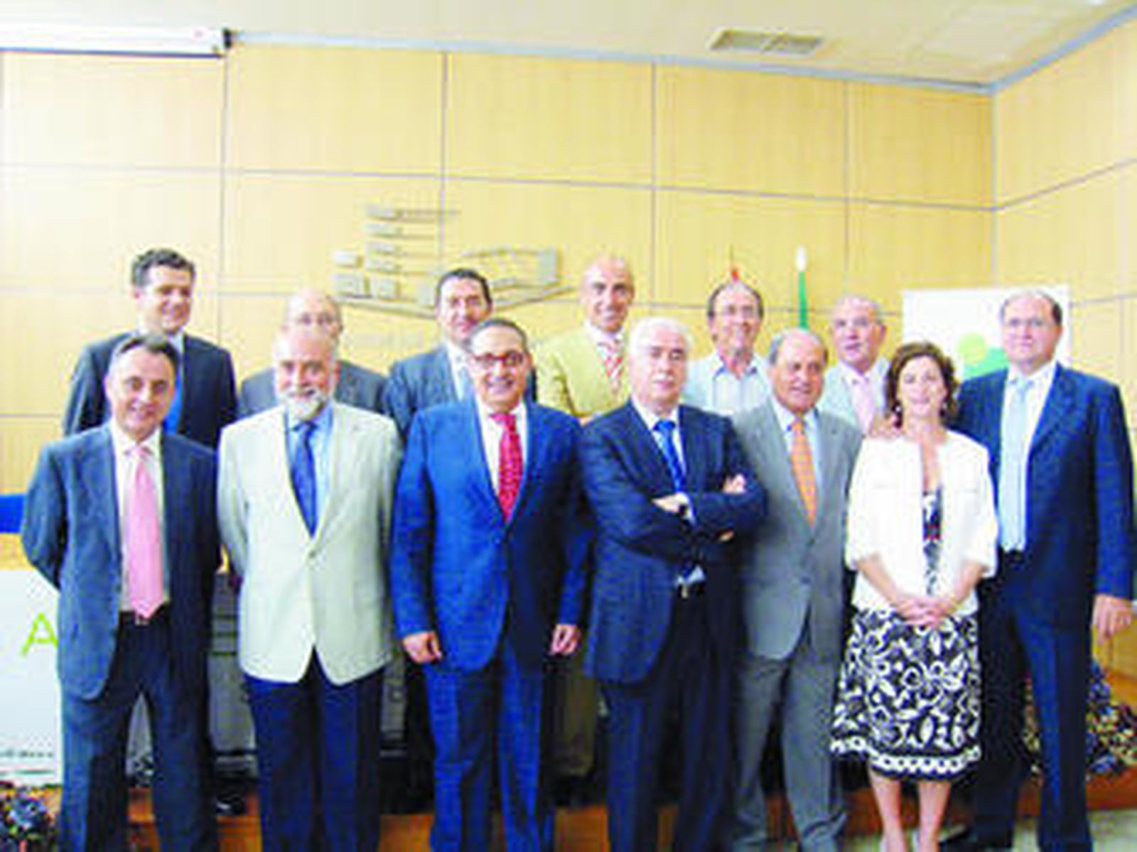 Manuel García-Izquierdo, tercero por la izquierda- junto a parte de los asistentes onubenses a la Ceca.