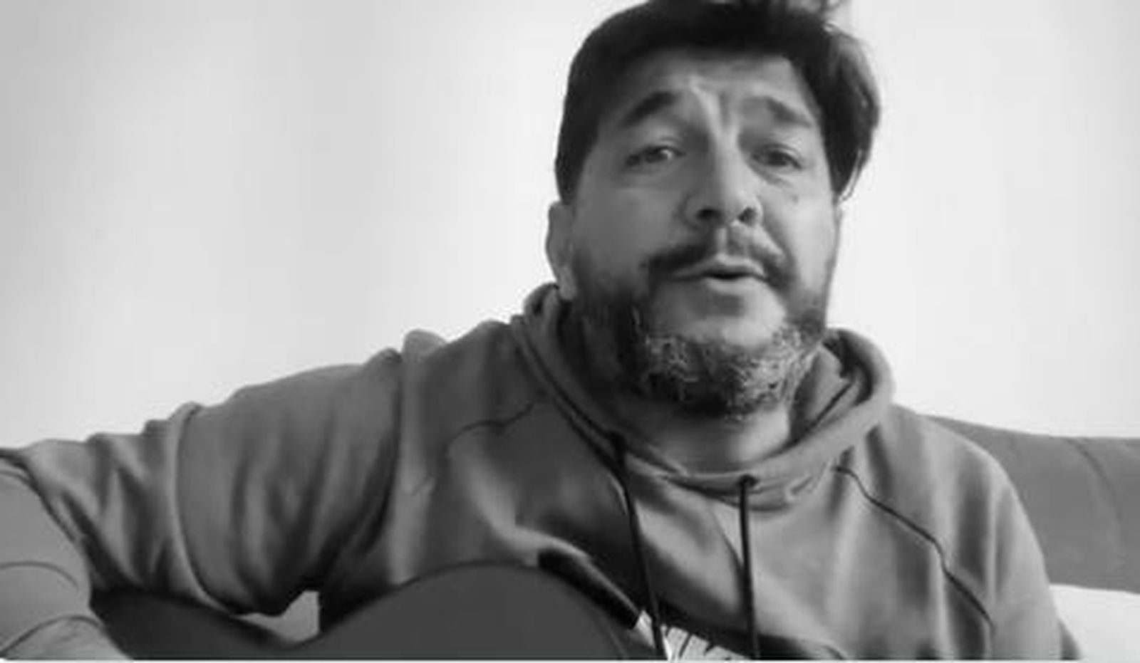 Kike Remolino canta el pasodoble.