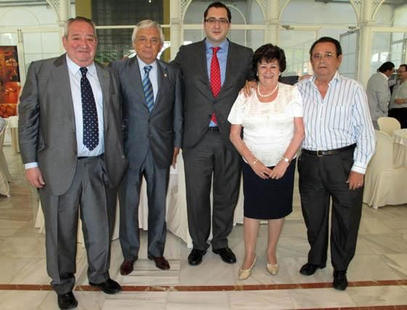 Isacín Muga, Francisco Herrero, presidente de la Cámara de Comercio de Sevilla; Juan Muga, y Antonio Guerrero y Encarna León, propietarios de Mariscos Emilio.

Foto: Victoria Ramírez