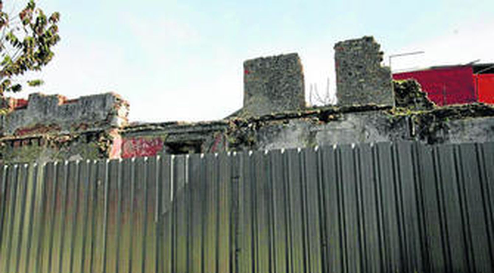 Los restos de la capilla San Servando en la calle Lechería con Alexander Henderson.