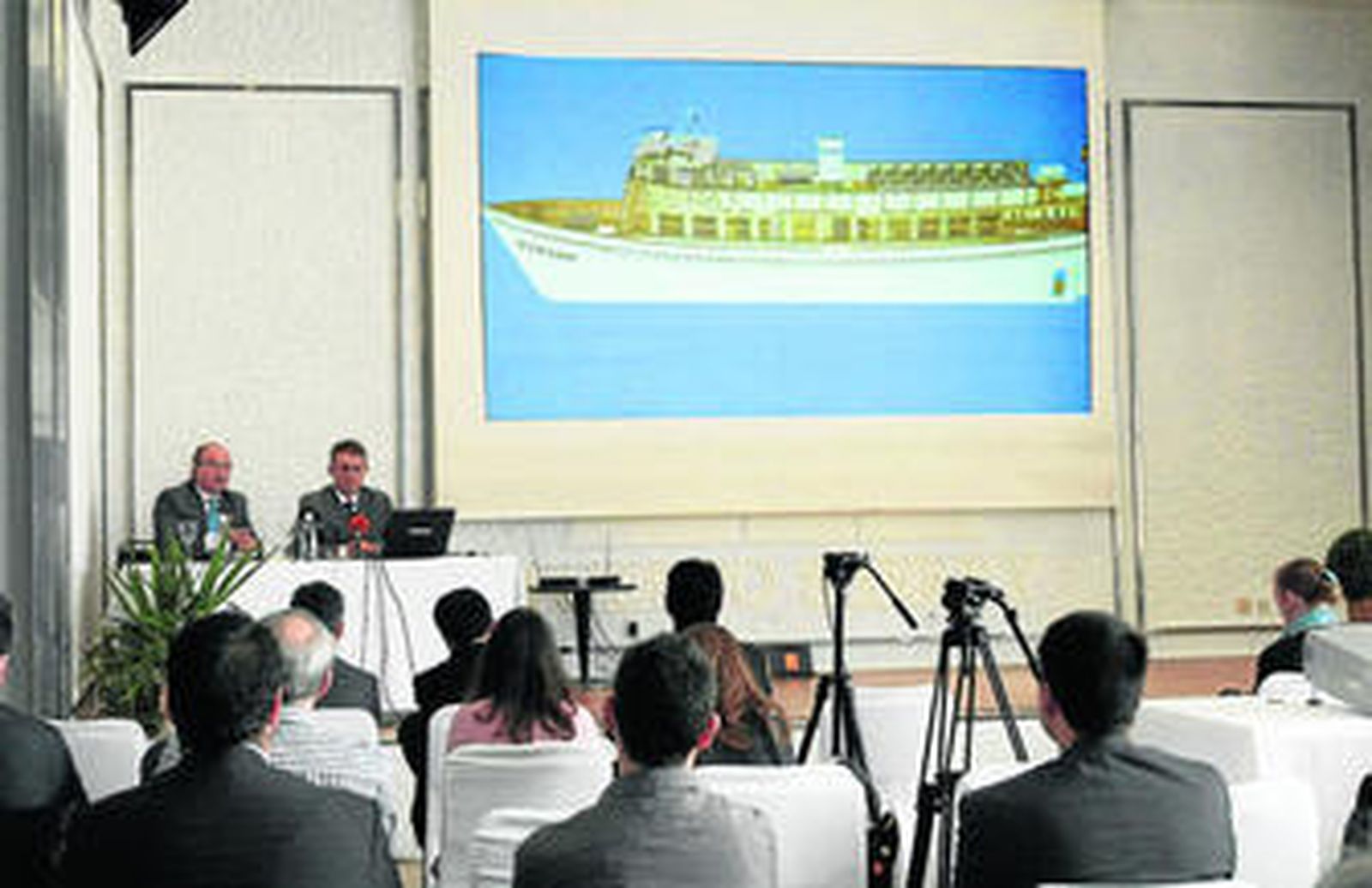 Manuel Ramos Oliva, administrador de Motonaves Adriano, junto al ingeniero naval José Ruiz Cortés, ayer en Puerto Sherry.