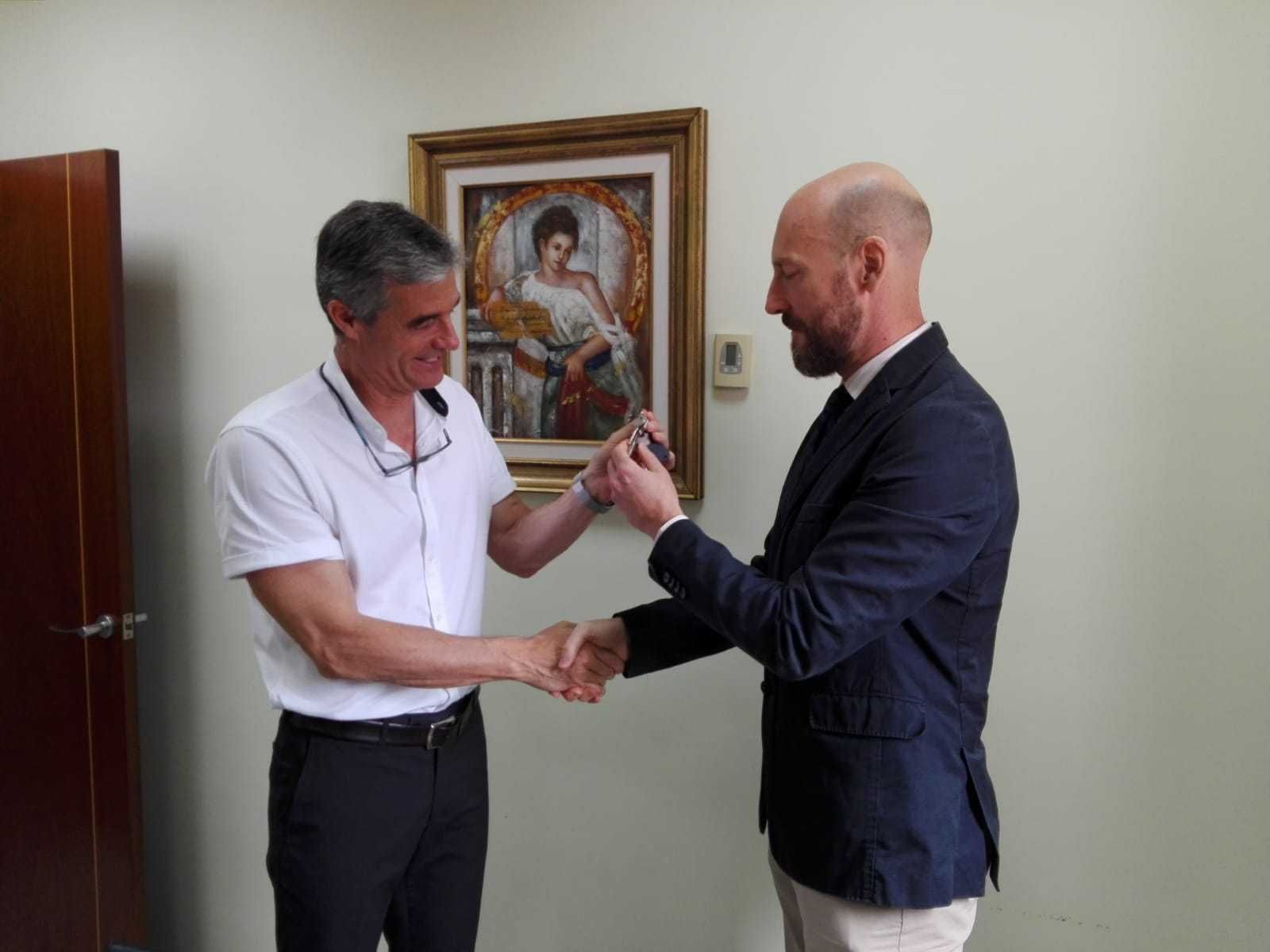 El alcalde Isidoro Gambín y el propietario del castillo, Diego Mora-Figueroa, en el acto de entrega de las llaves.