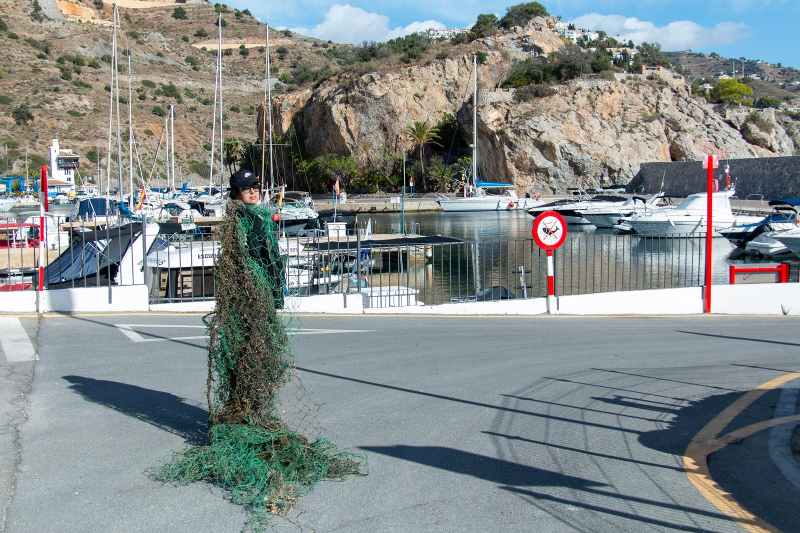 La artista granadina Belén Millán con algunas de las redes que se transformarán en arte