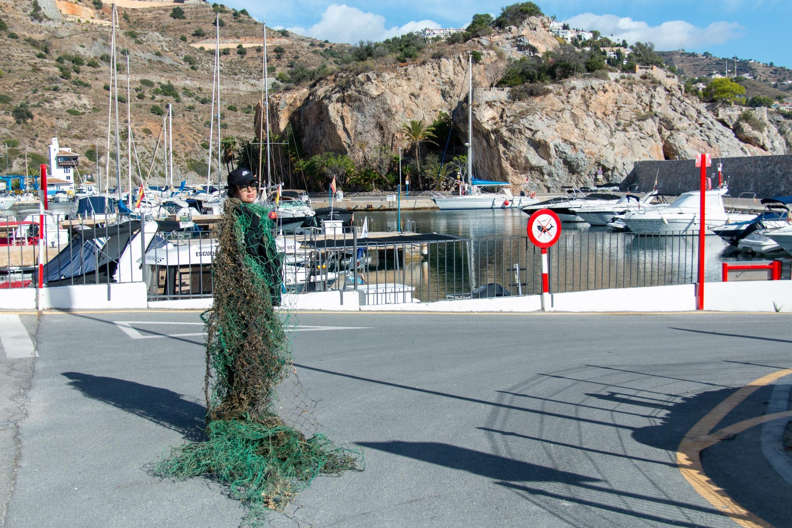 De basura marina a una exposición de arte, la artista granadina que transforma los desechos en instalaciones artísticas