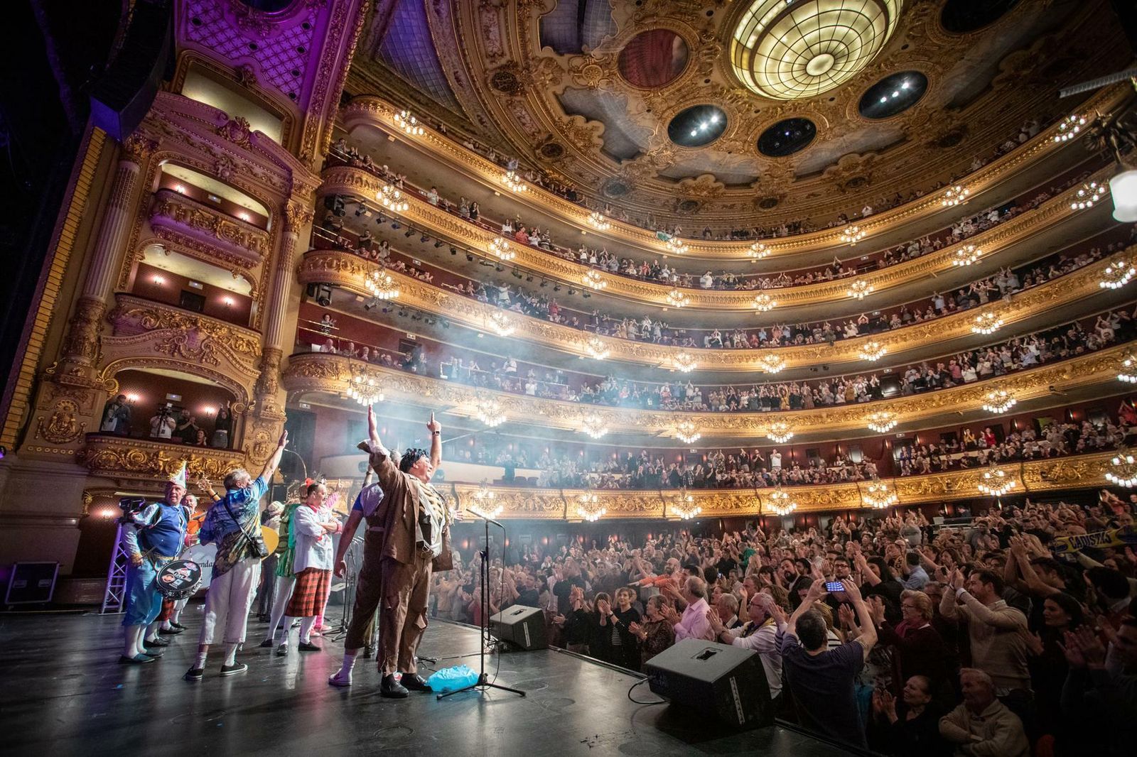 La chirigota del Love durante su actuación en la gala del Liceo de Barcelona el pasado domingo.