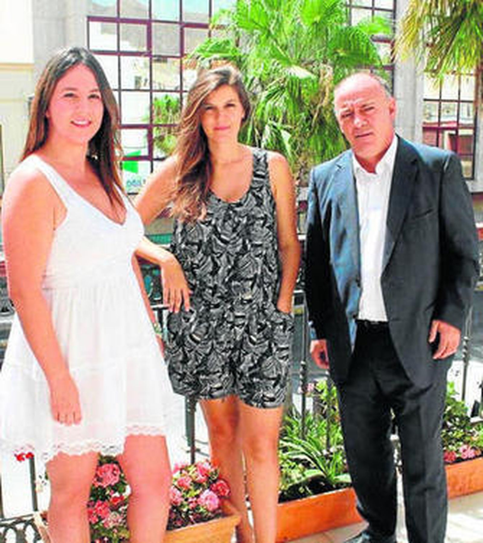 Marta Solaz, elegida pregonera, junto al alcalde, Enrique Hernando.