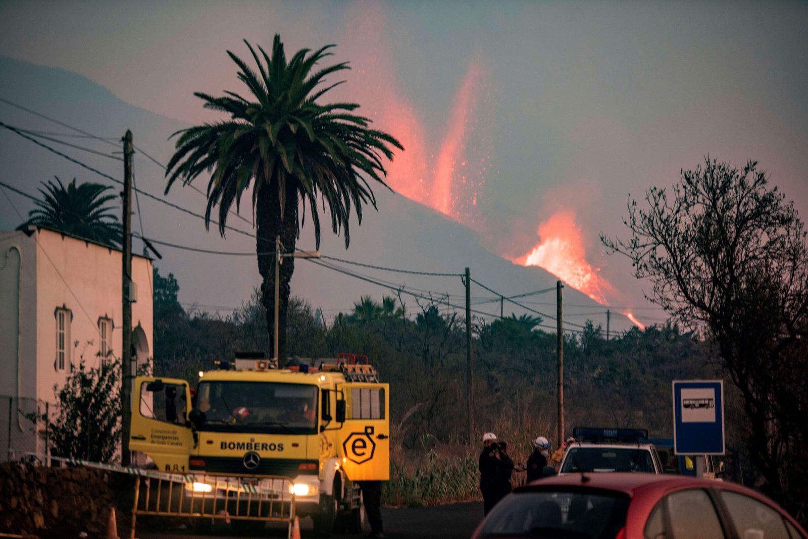 Efectivos de los bomberos cortando el paso