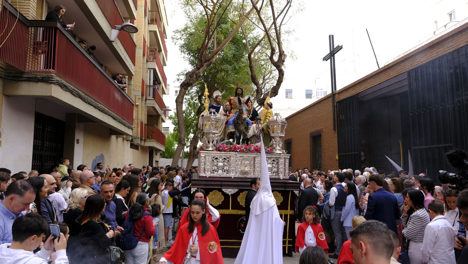 La Borriquita procesiona por las calles de Almería, en imágenes