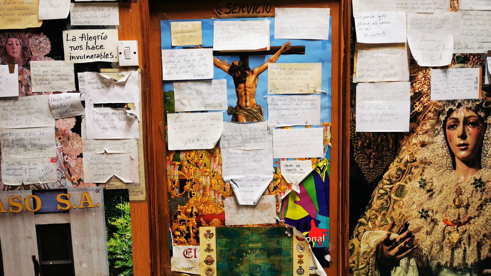 Cientos de papeles con escritos adornan sus muros