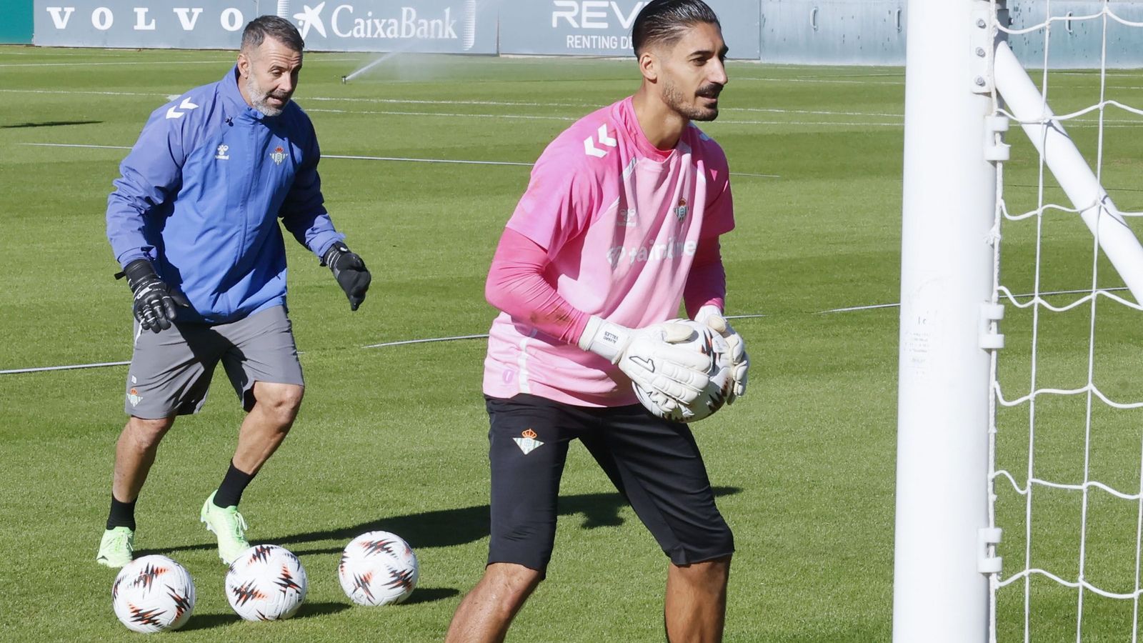 Álvaro Valles, en un ejercicio con el preparador de porteros verdiblanco, Toni Doblas, en un entrenamiento.